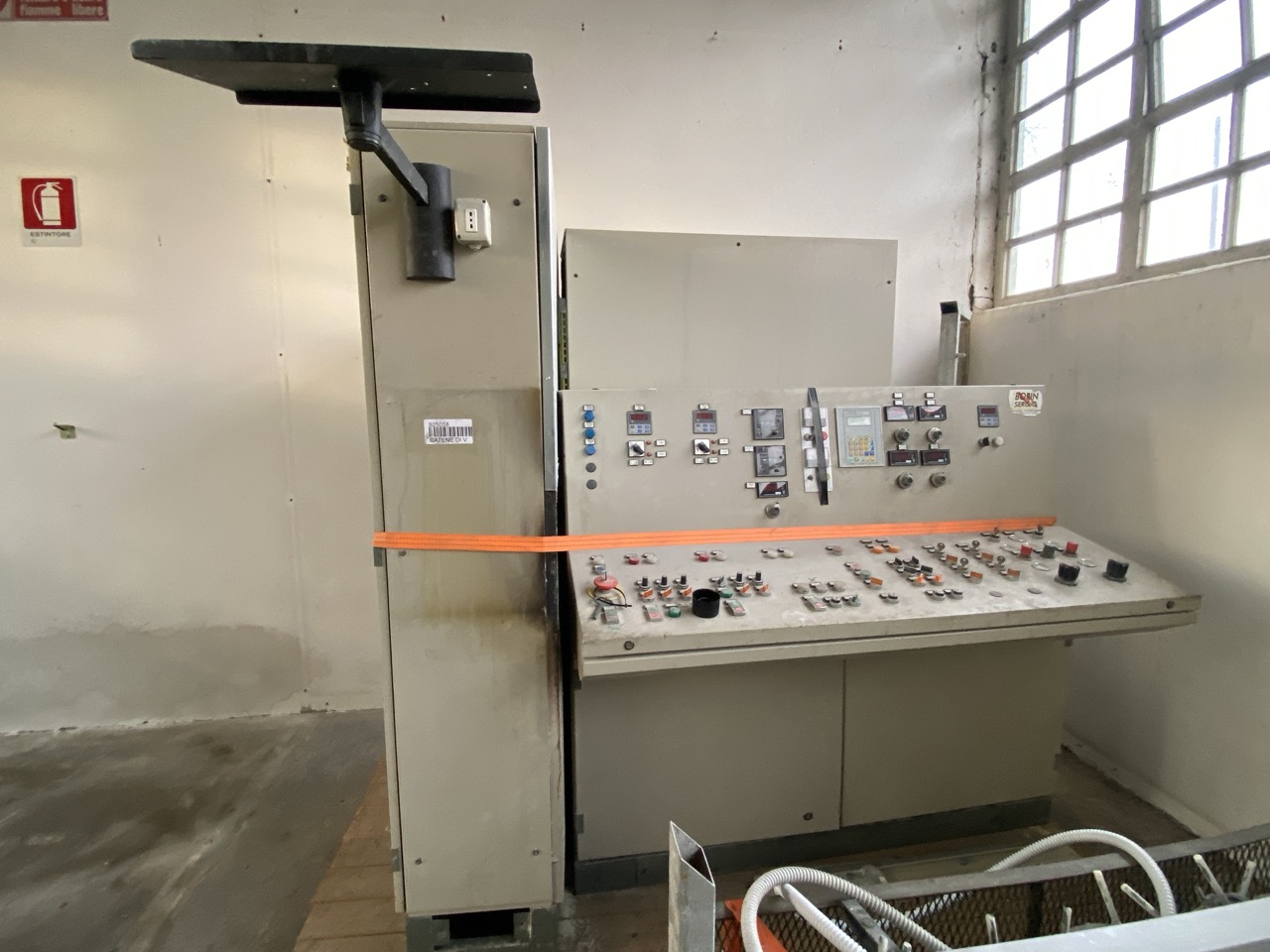 Usato 1999 CM System D8 Trasportatore aereo (catena di verniciatura) per la movimentazione di sedie o prodotti simili, tinti su ganci. Metri lineari 600