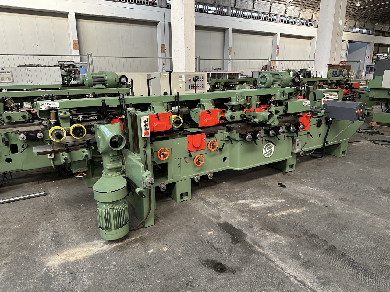 Ricondizionato Weinig U22N Scorniciatrice 8 alberi, piano rigato, traino ravvicinato, con caricatore laterale automatico