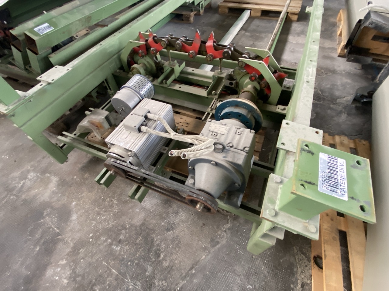 Usato 1999 CM System D8 Trasportatore aereo (catena di verniciatura) per la movimentazione di sedie o prodotti simili, tinti su ganci. Metri lineari 600