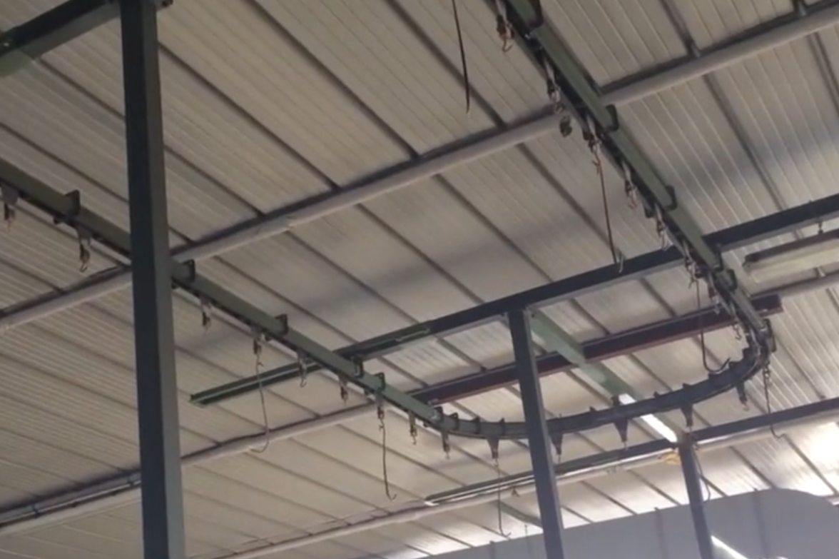 Usato Catena di verniciatura da metri lineari 280 circa, completa di binari, catena e motore di traino.