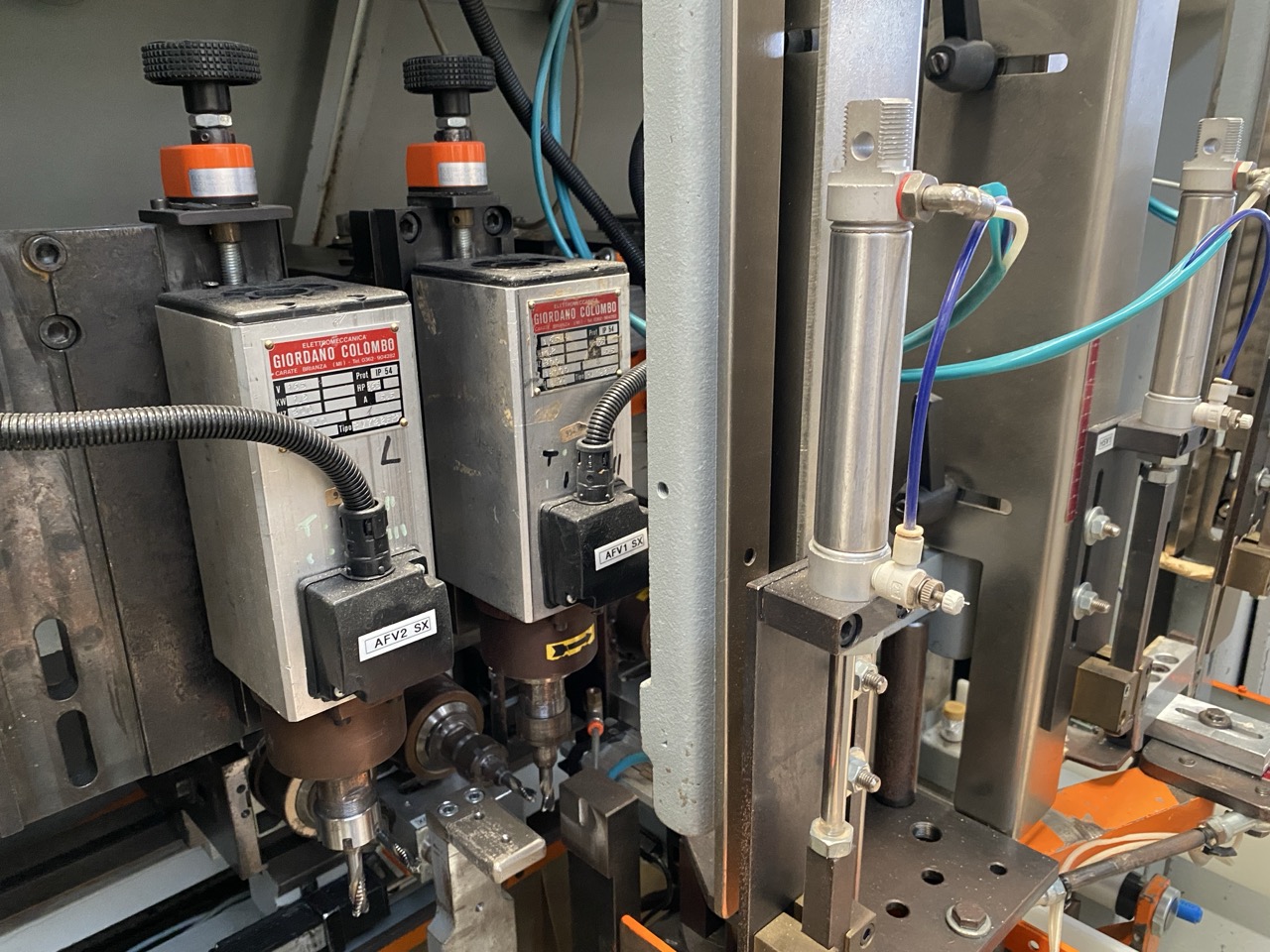 Usato 1995 (CE) Comec MOV8UX+CAP(LV+LO) Mortasatrice orizzontale e verticale, per pezzi corti, a doppio caricatore per alta produttività