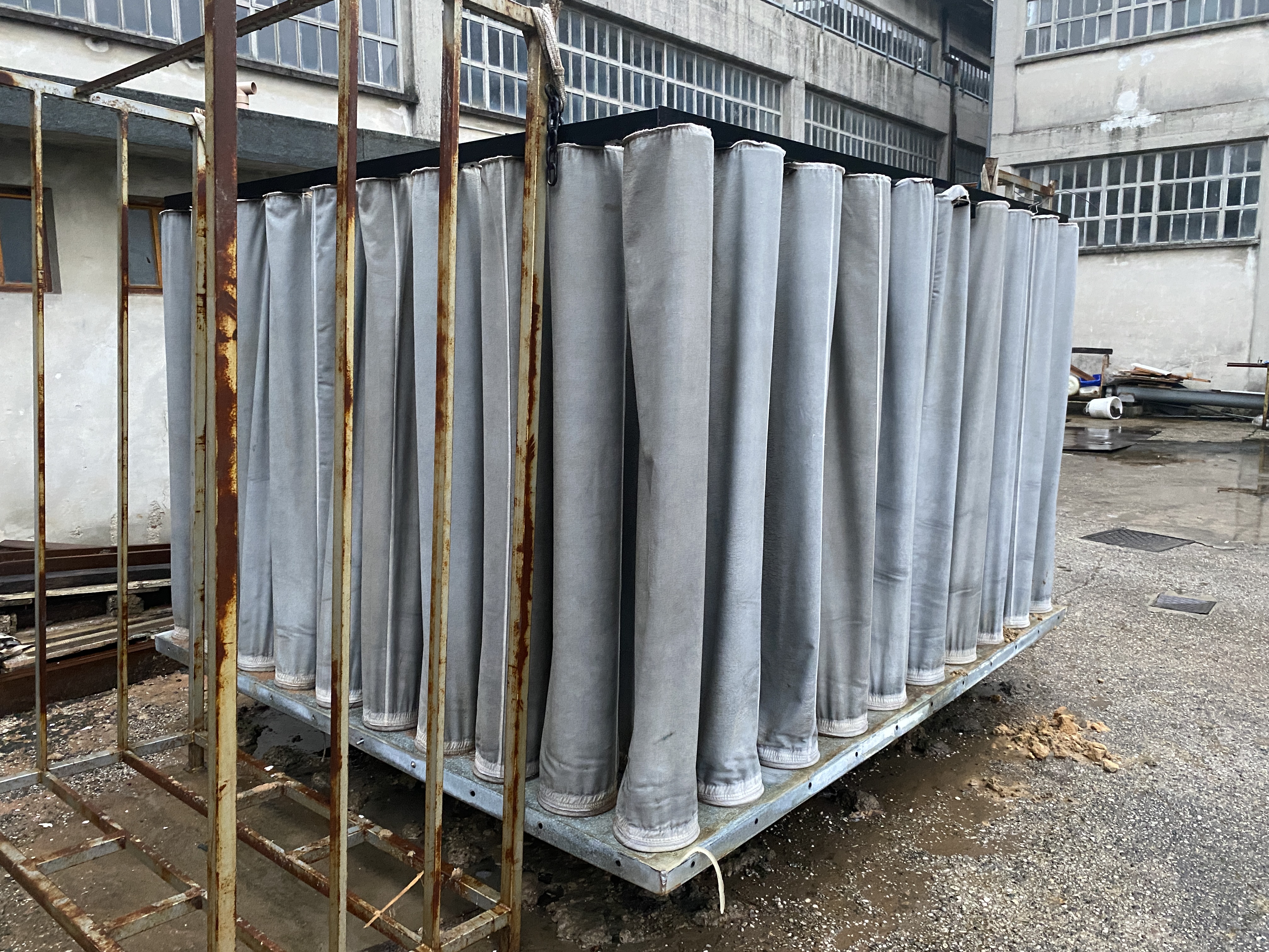 Usato Silos zincato, con scarico a caduta da sotto. Già smontato.