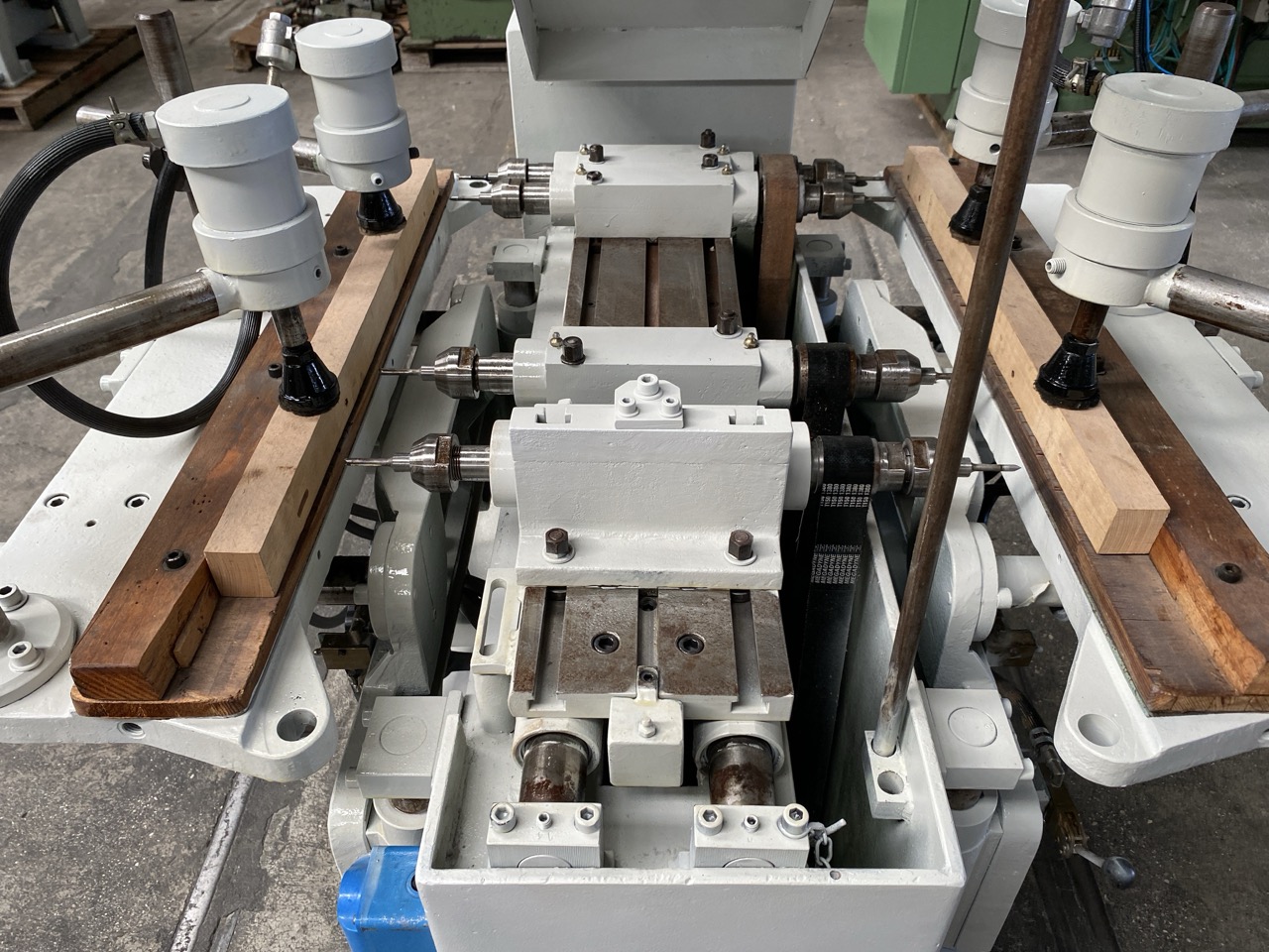 Usato Foratrice e oscillante orizzontale doppia, marca Sicma con 3 mandrini a forare e 1 mandrino oscillante, usata.