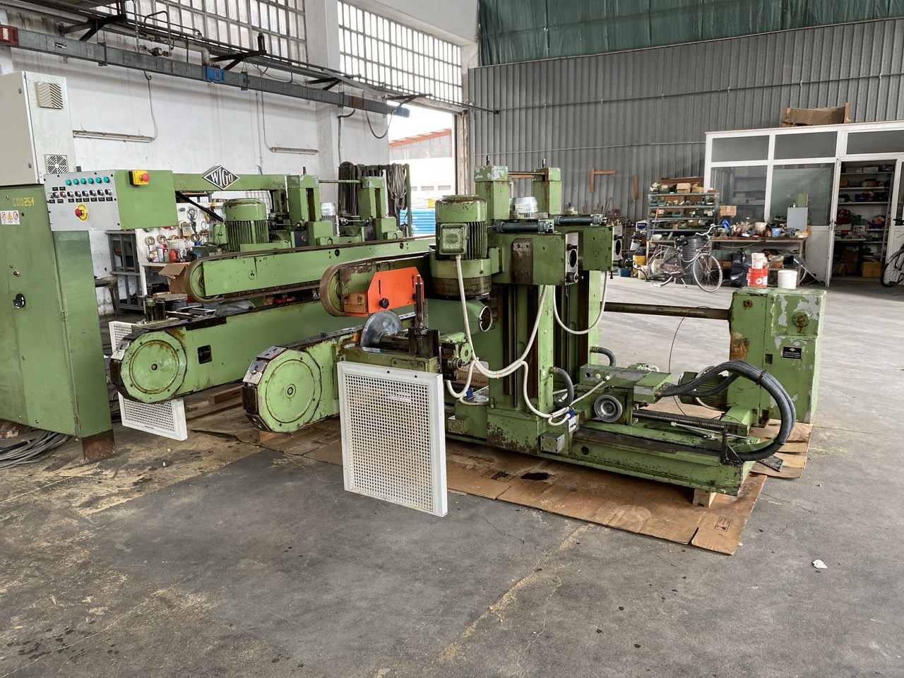 Usato Wigo Squadratrice doppia con 3 gruppi per lato (sega+fresa+fresa), completa di Inverters.