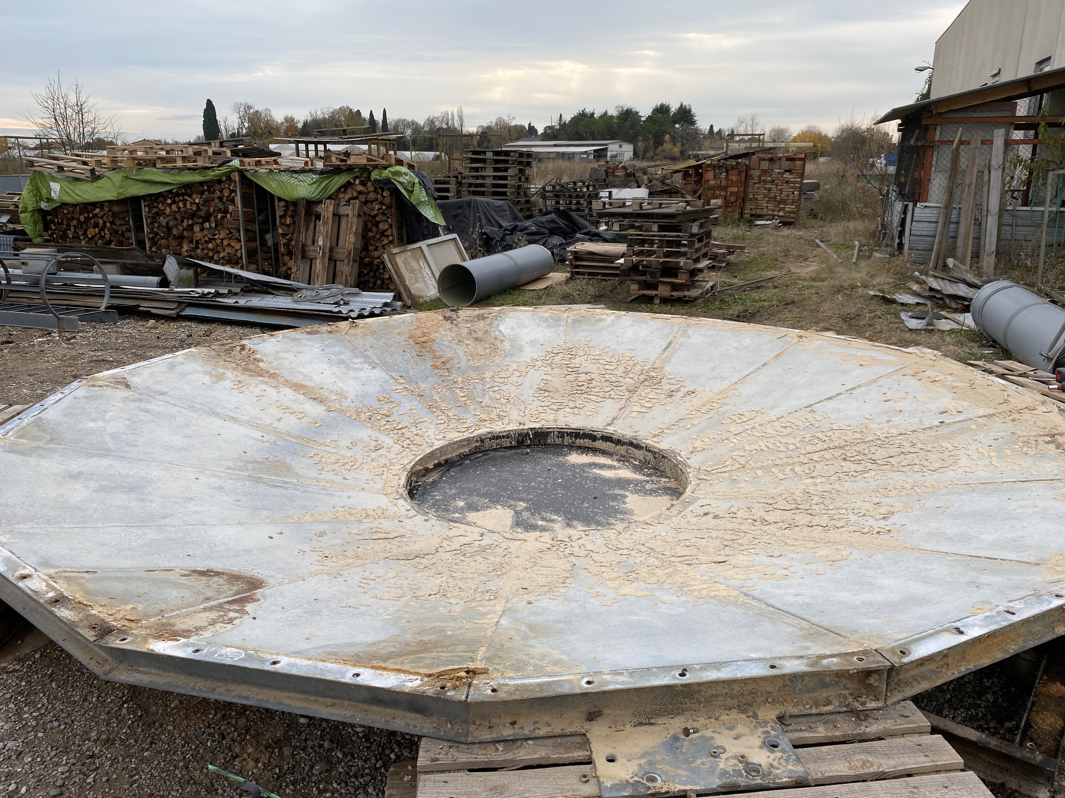 Usato Silos zincato, con scarico a caduta da sotto. Già smontato.