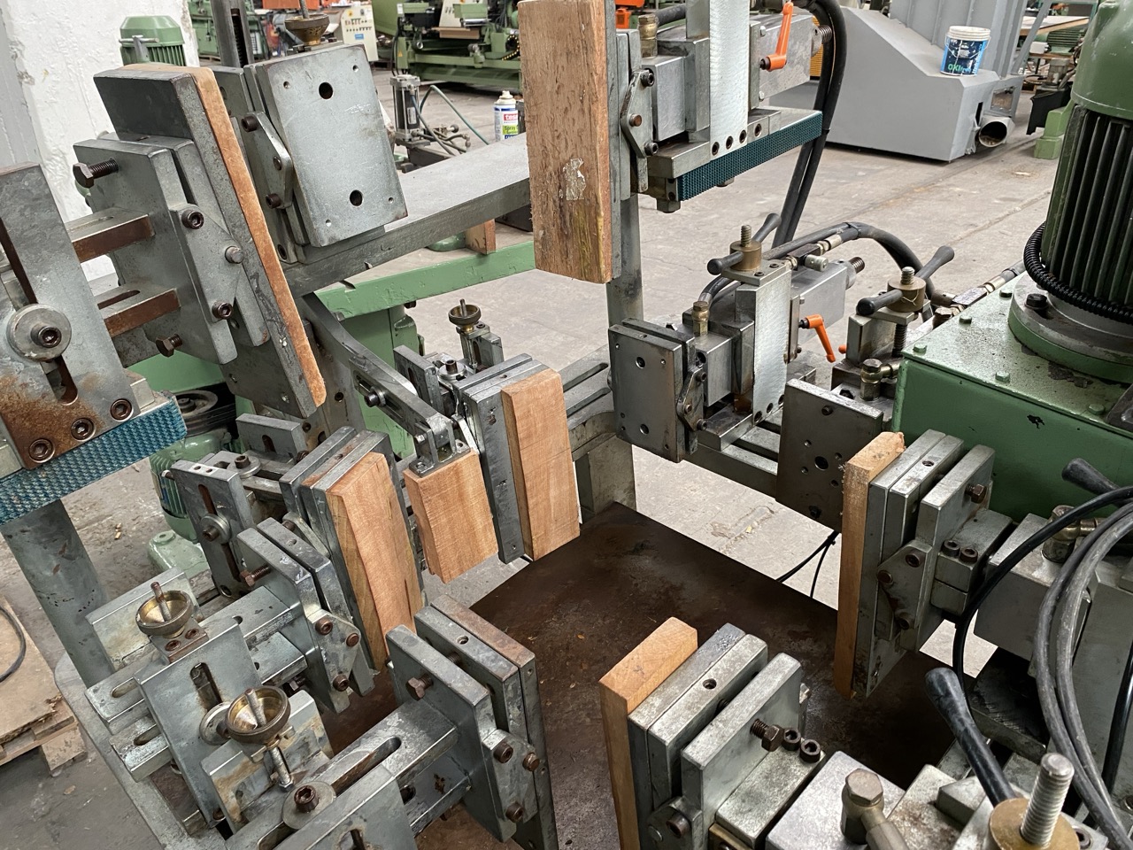 Usato Camam SI / F / 5C, Strettoio a fossa per sedie e poltrone in legno