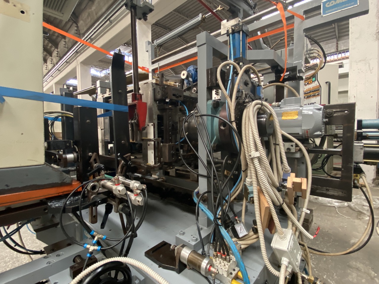 Usato Mortasatrice automatica Comec, con caricatore, per elementi di lettini per bambini