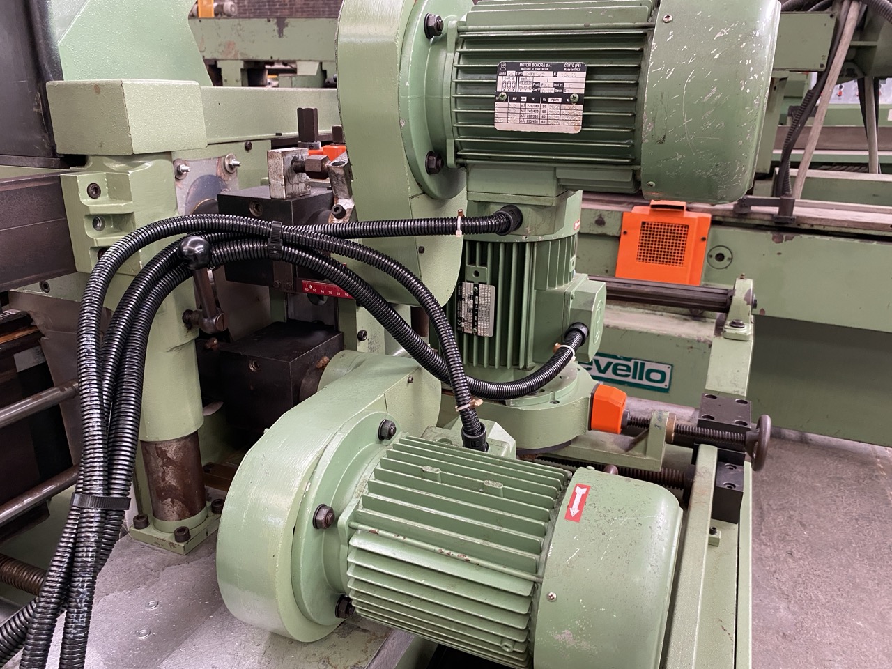 Usato 1995 Friulmac FN7 1300 Troncatrice Fresatrice per teste di Parquet o prodotti simili
