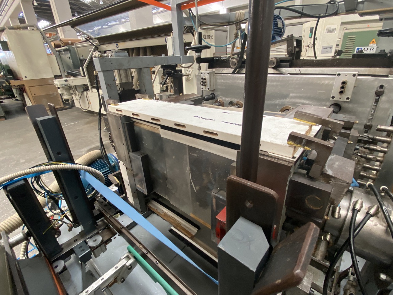 Usato Mortasatrice automatica Comec, con caricatore, per elementi di lettini per bambini