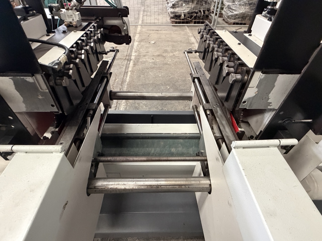 Usato 2002 Friulmac DUALFEED Troncatore - Caricatore per Scorniciatrice idraulico, automatico, con regolazione misure elettronica.