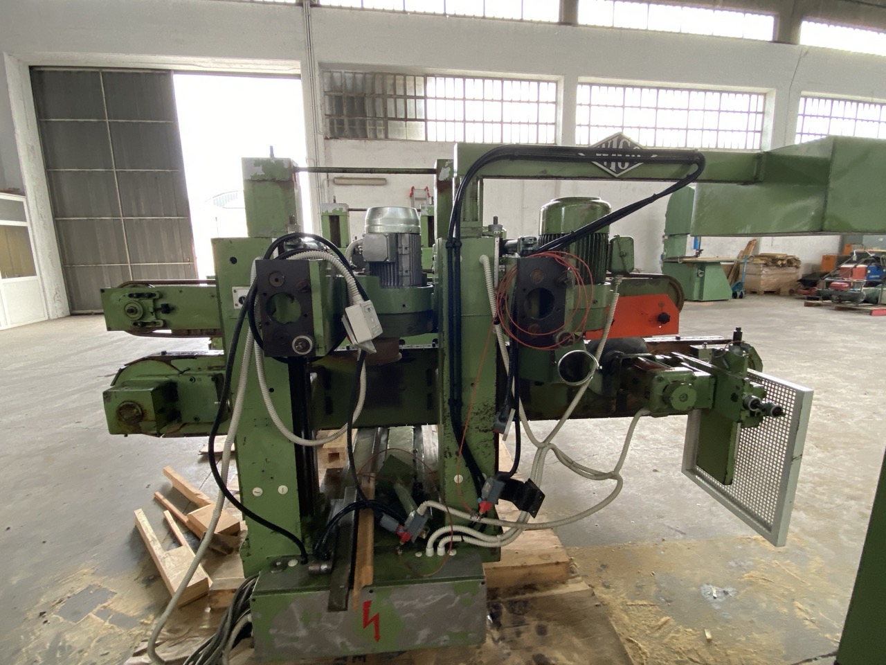 Usato Wigo Squadratrice doppia con 3 gruppi per lato (sega+fresa+fresa), completa di Inverters.