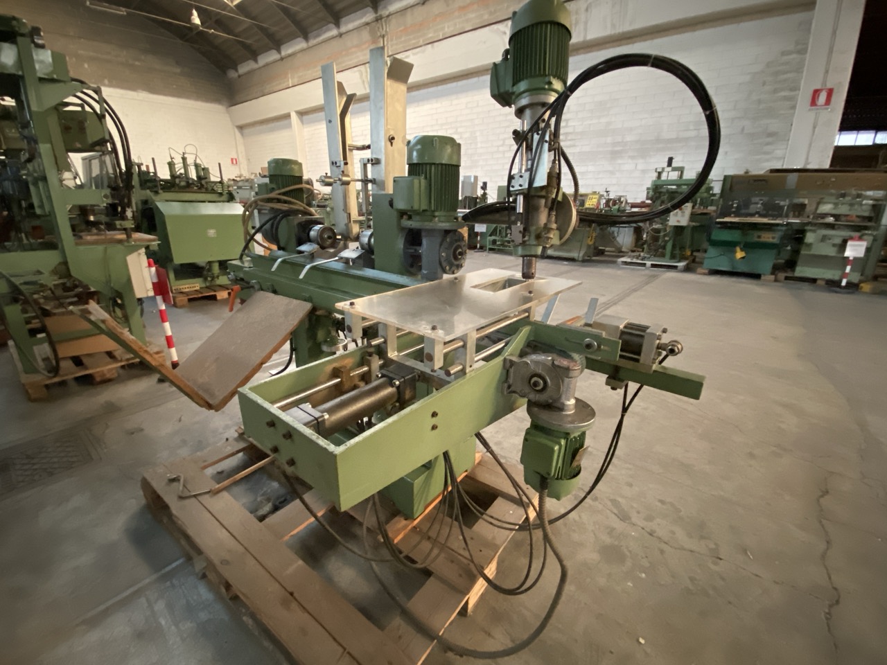 Usato Camam Zigrinatrice doppia automatica, con caricatore e gruppo a forare per fuselli con foro centrale.