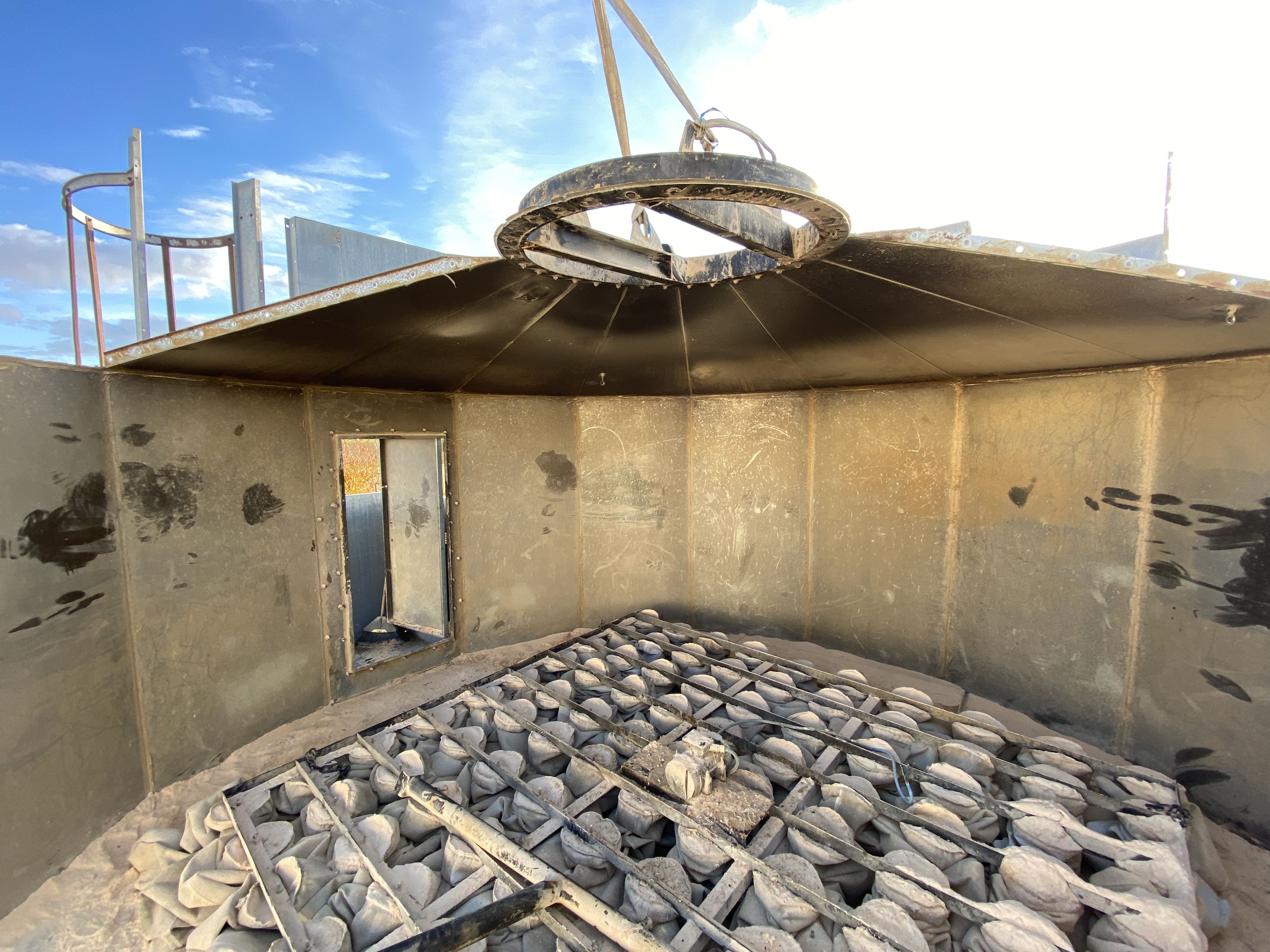 Usato Silos zincato, con scarico a caduta da sotto. Già smontato.