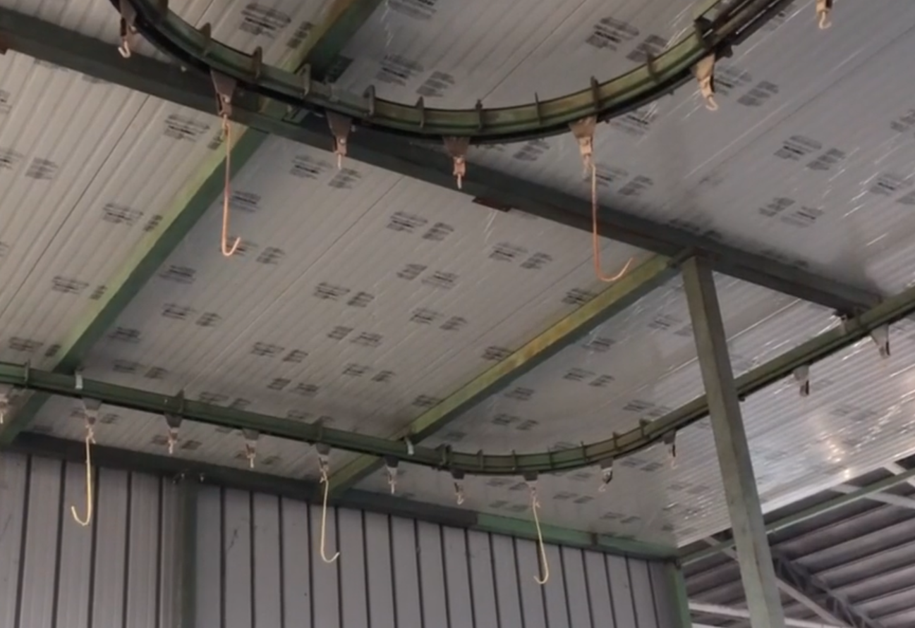 Usato Catena di verniciatura da metri lineari 280 circa, completa di binari, catena e motore di traino.