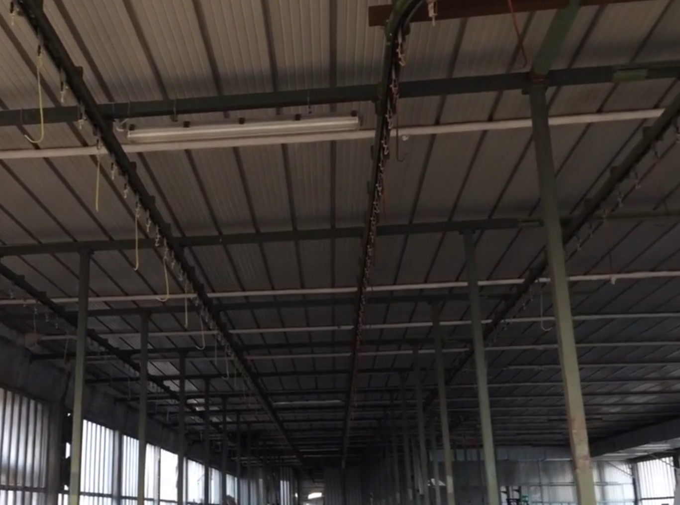 Usato Catena di verniciatura da metri lineari 280 circa, completa di binari, catena e motore di traino.