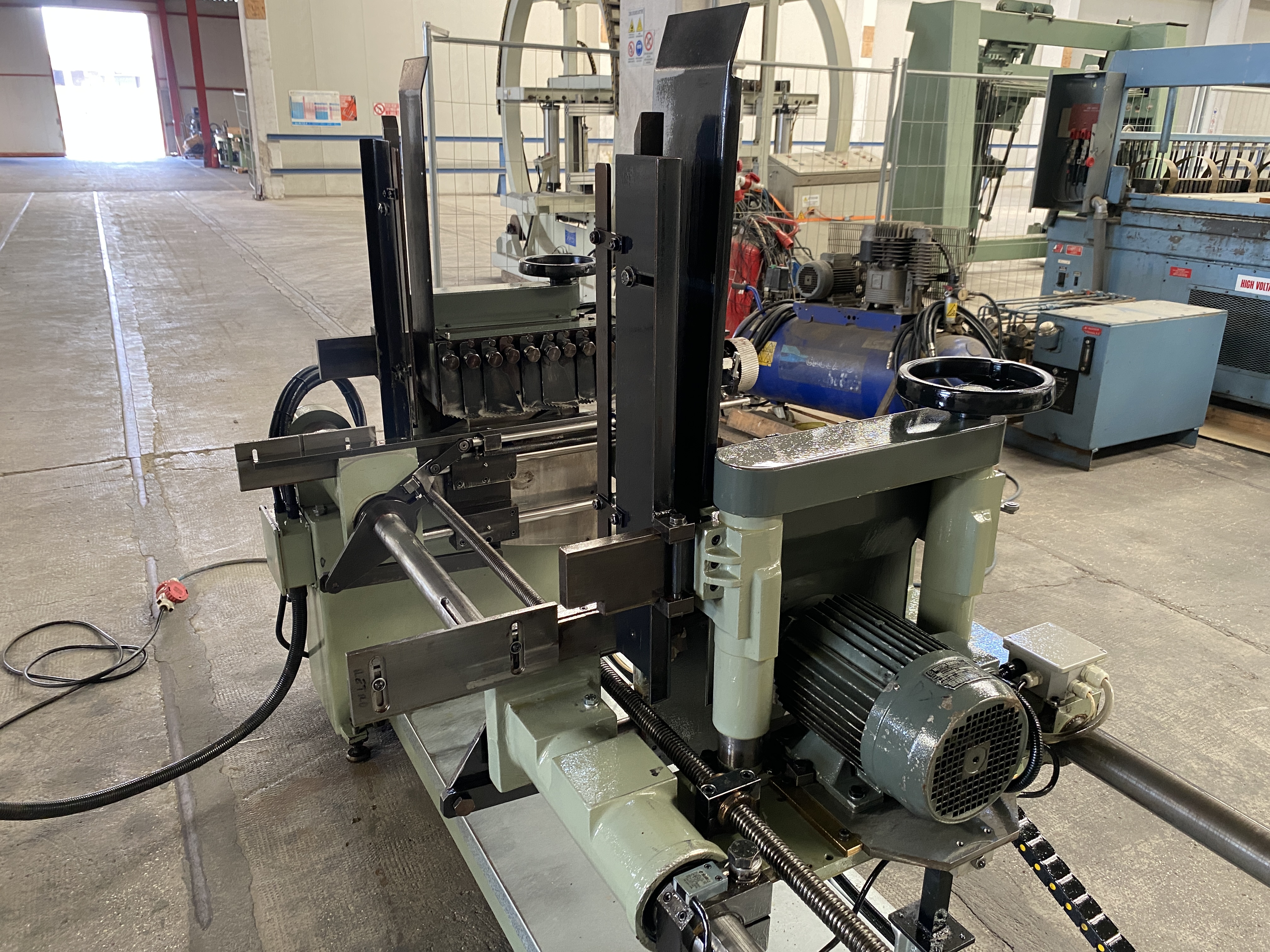Usato Friulmac Dual Feed Troncatore e Caricatore idraulico per Scorniciatrice, lunghezza max 3500mm