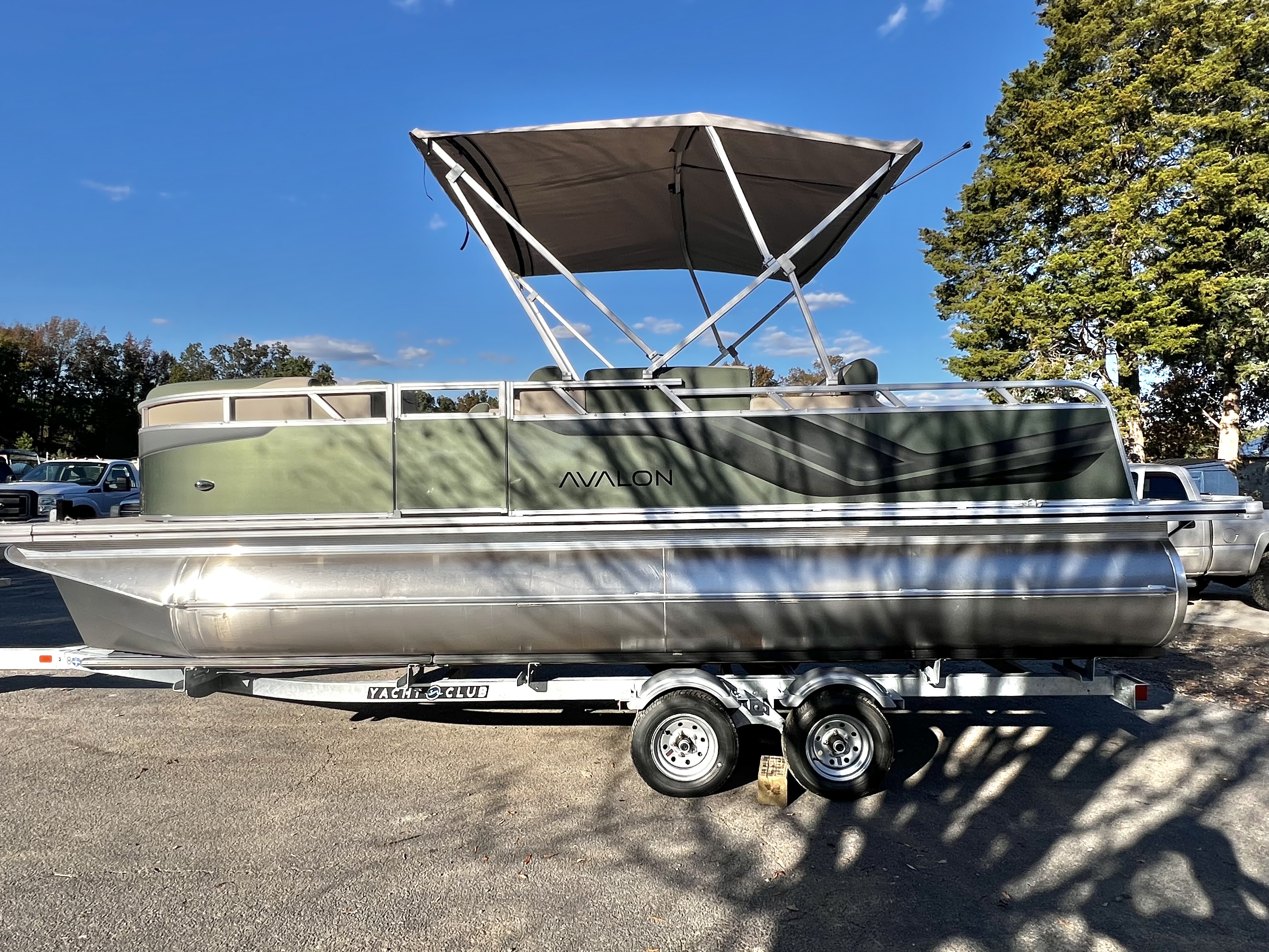 2026 Avalon Venture 85 21' Versatile Rear Bench - IN STOCK