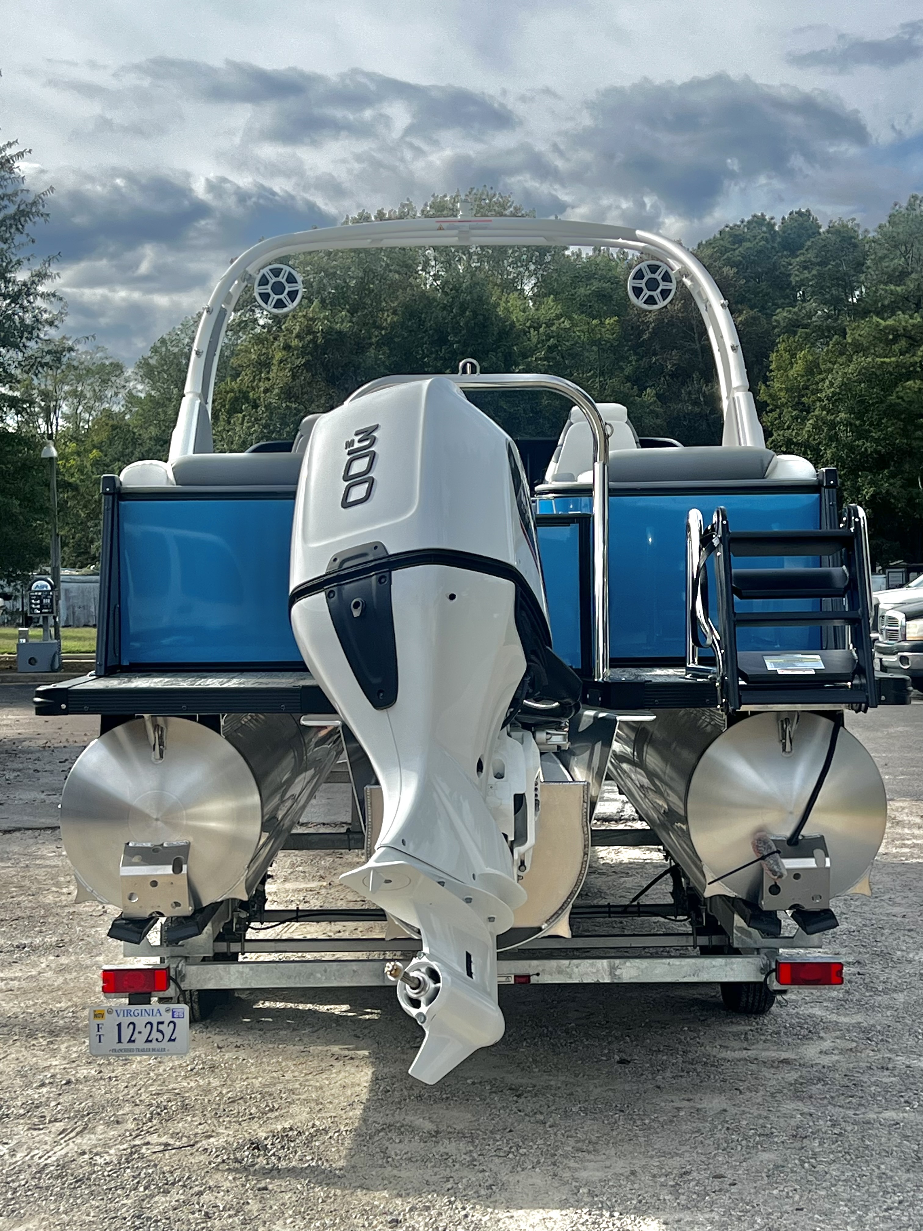 2026 Avalon Catalina 25' Quad Lounge Windshield Triple-Toon - IN STOCK