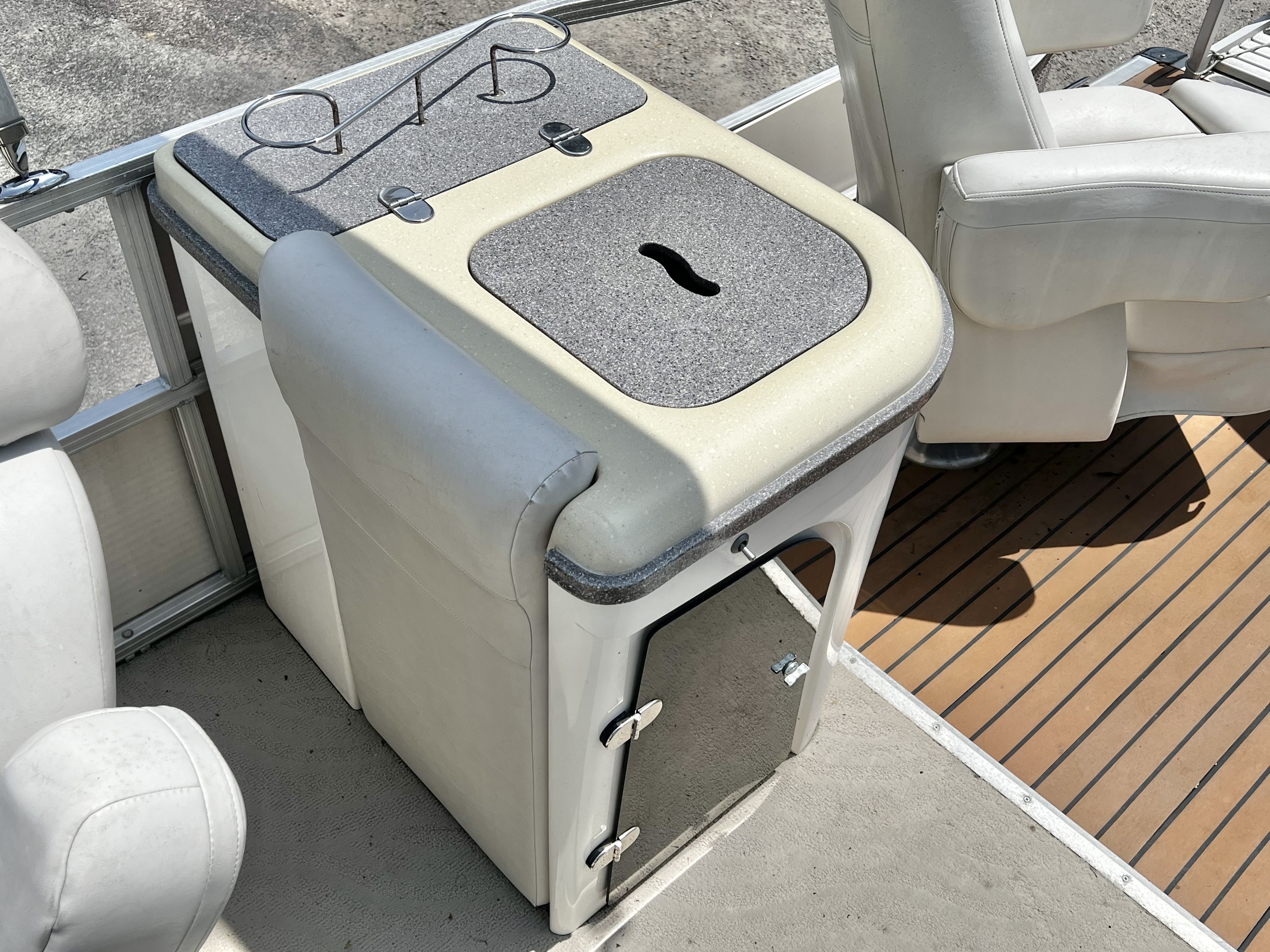 Used 2009 Avalon Paradise 26' Sandbar Triple-Toon - IN STOCK