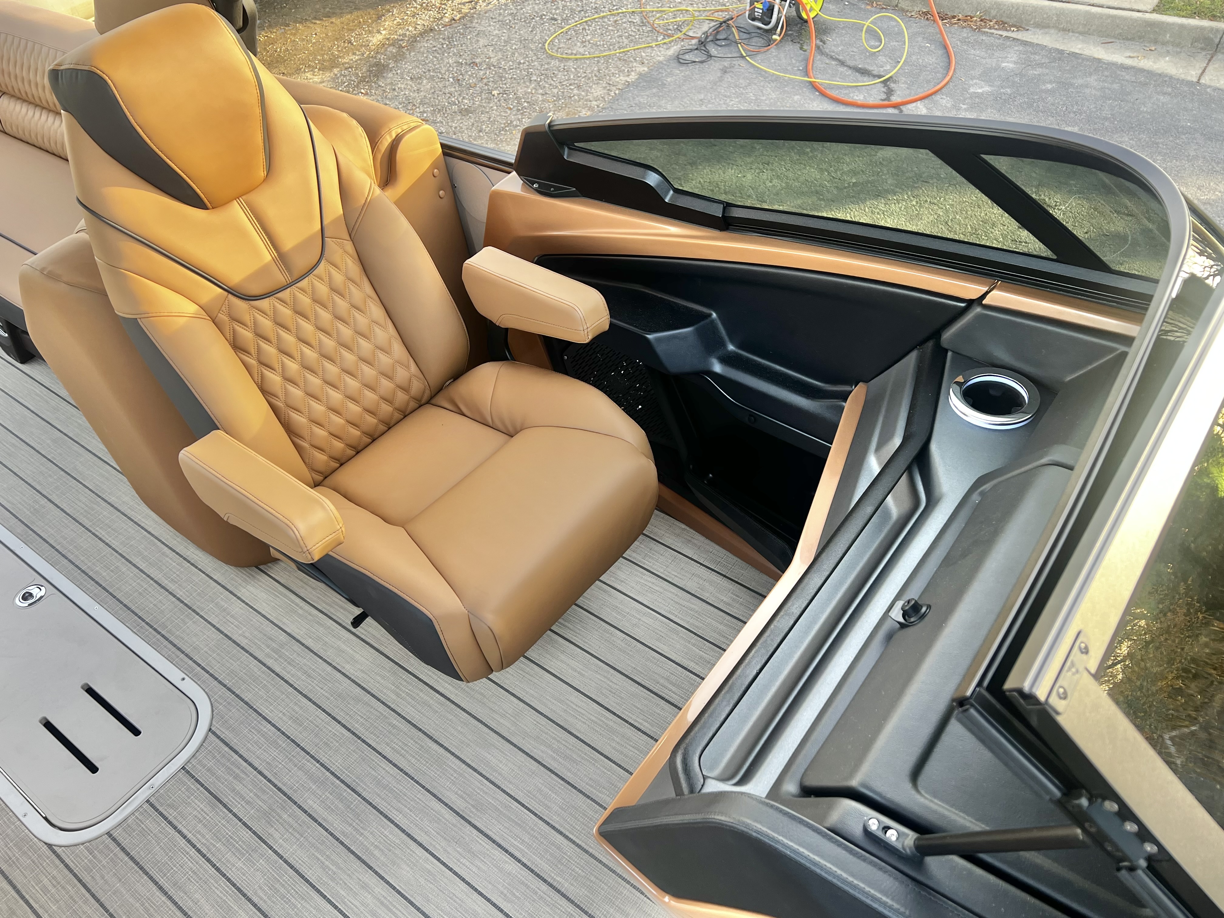 2026 Avalon Catalina 25' Quad Lounge Windshield Triple-Toon - IN STOCK - $123,990