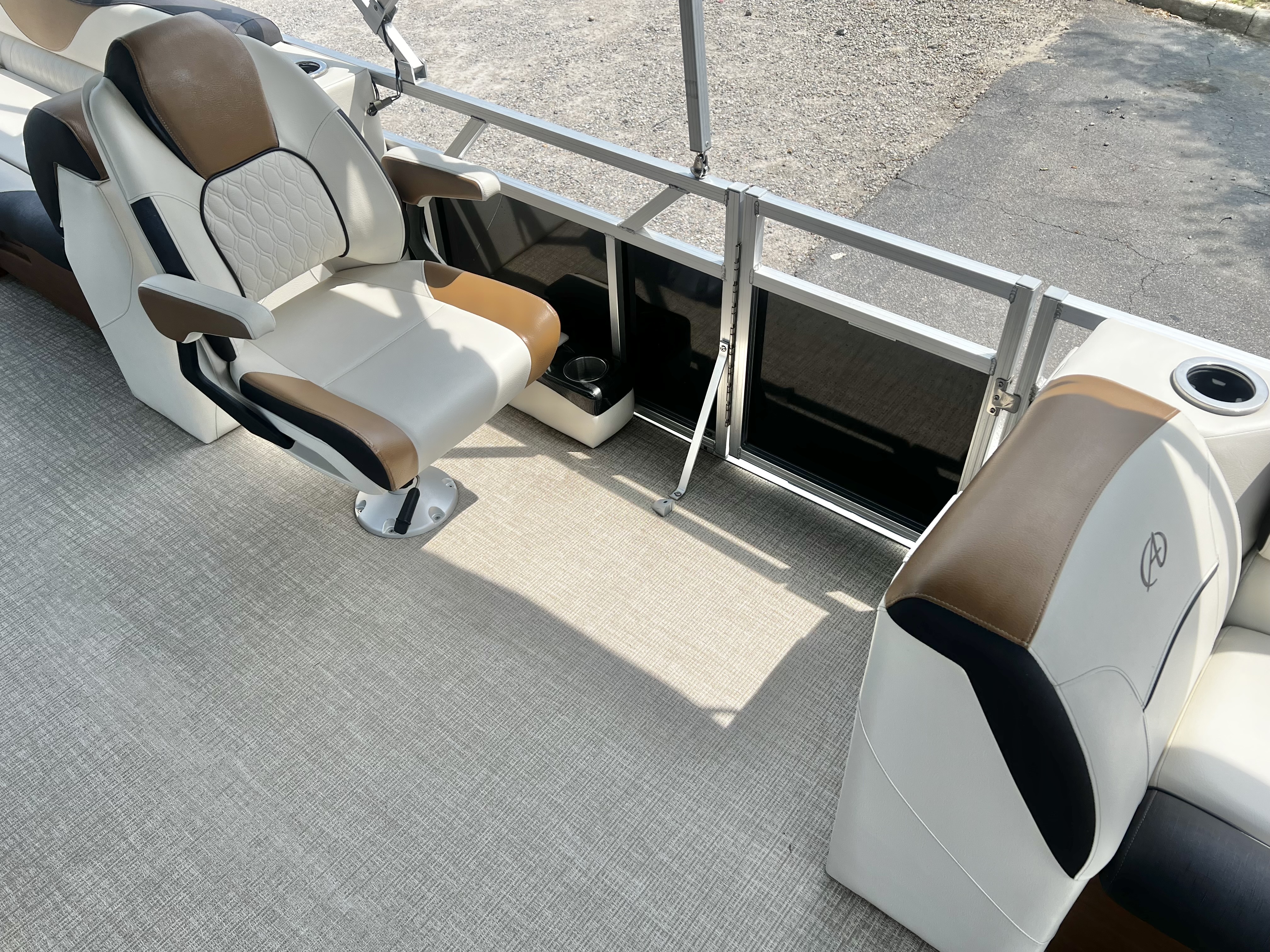Used 2023 Avalon Venture 85 25' Quad Lounge