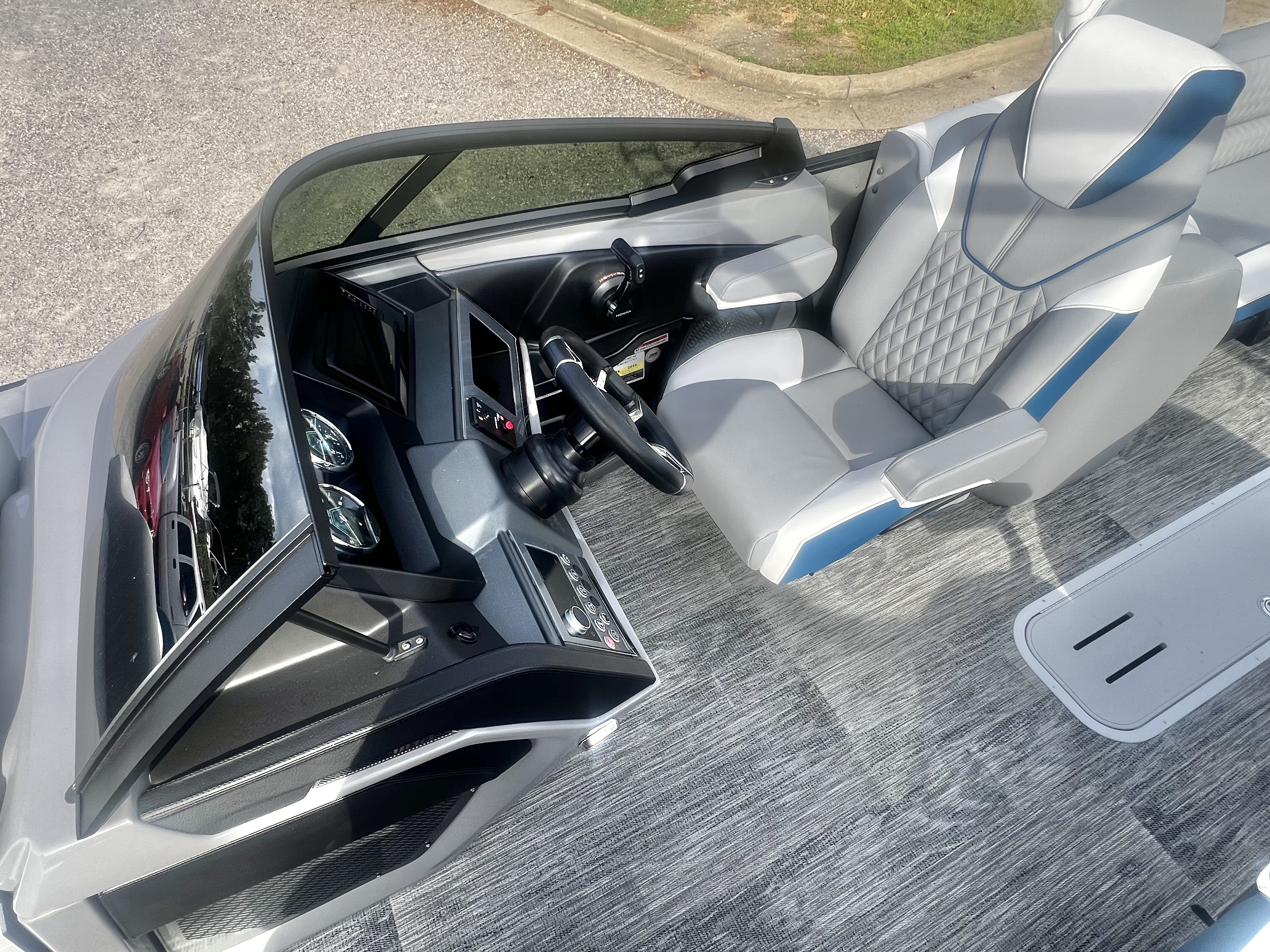 2026 Avalon Catalina 25' Quad Lounge Windshield Triple-Toon - IN STOCK