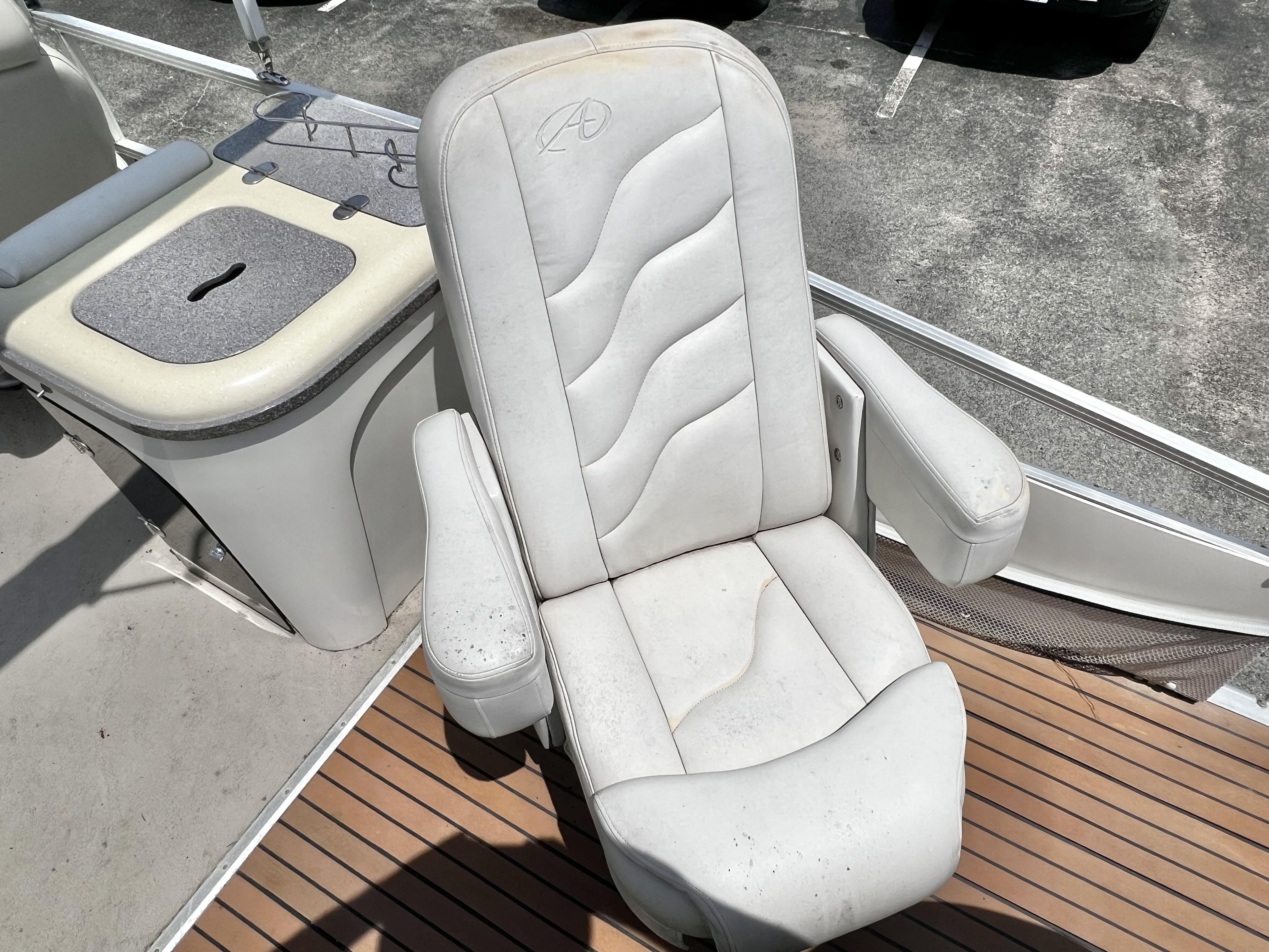 Used 2009 Avalon Paradise 26' Sandbar Triple-Toon - IN STOCK