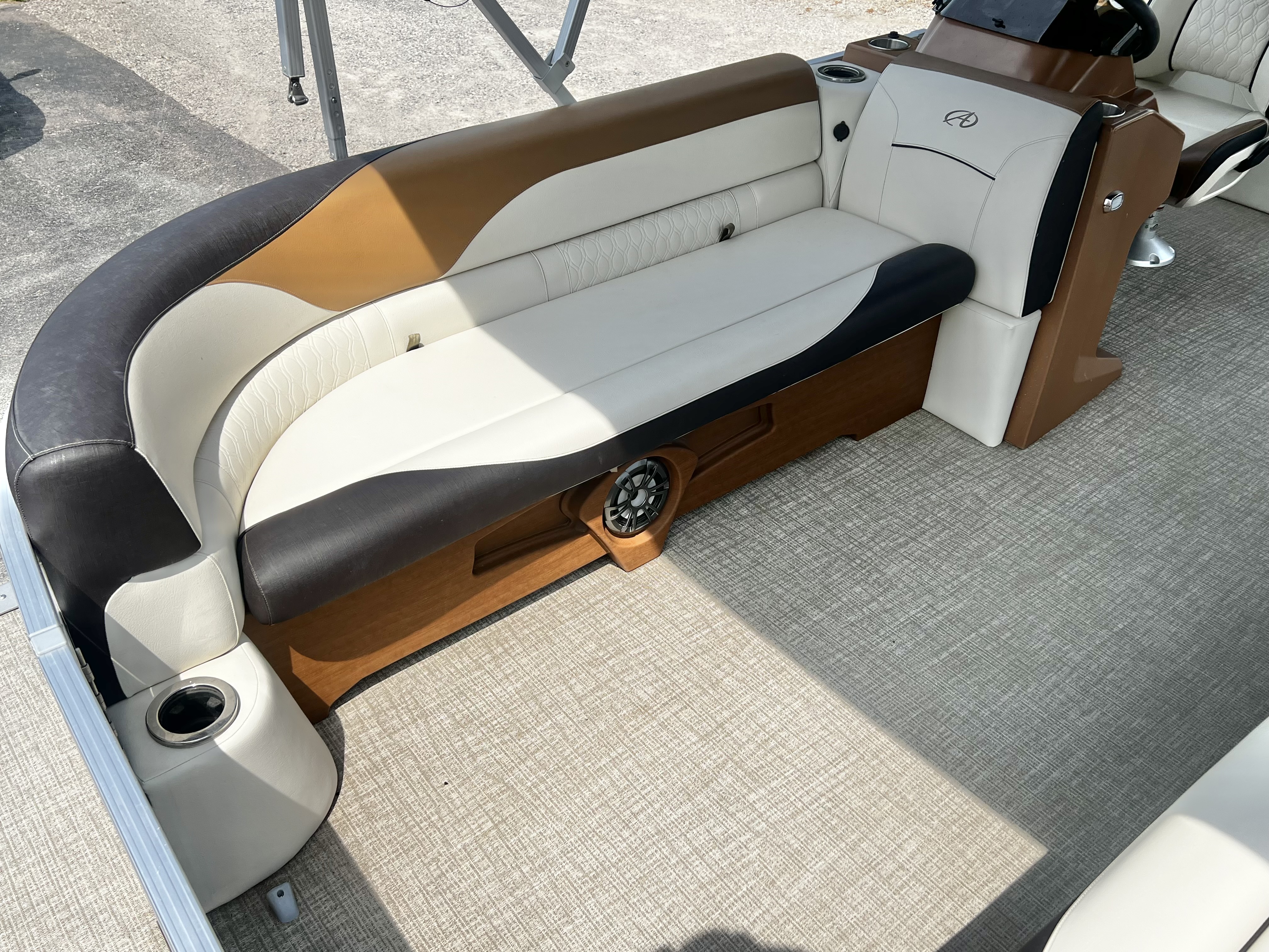 Used 2023 Avalon Venture 85 25' Quad Lounge