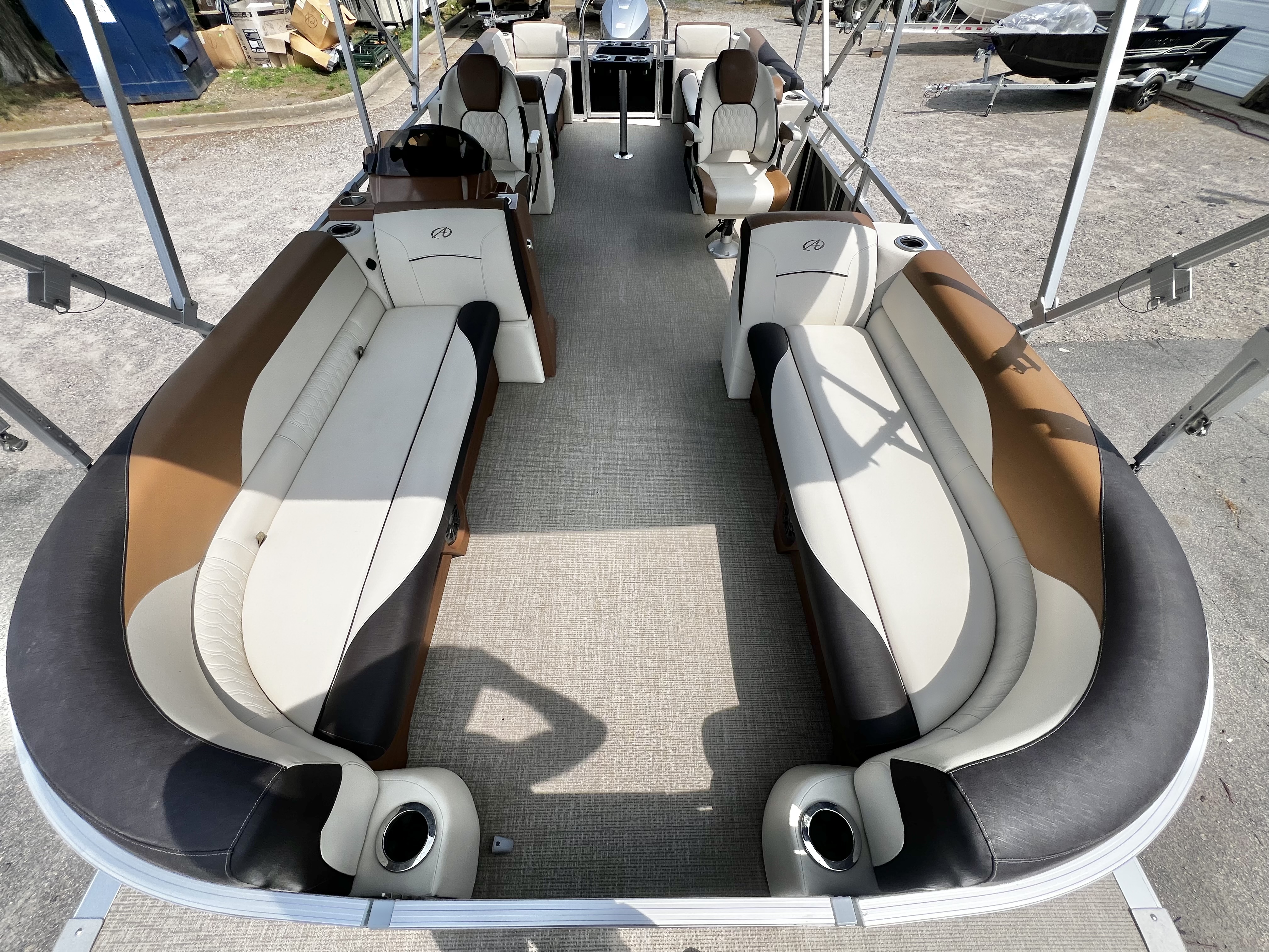Used 2023 Avalon Venture 85 25' Quad Lounge