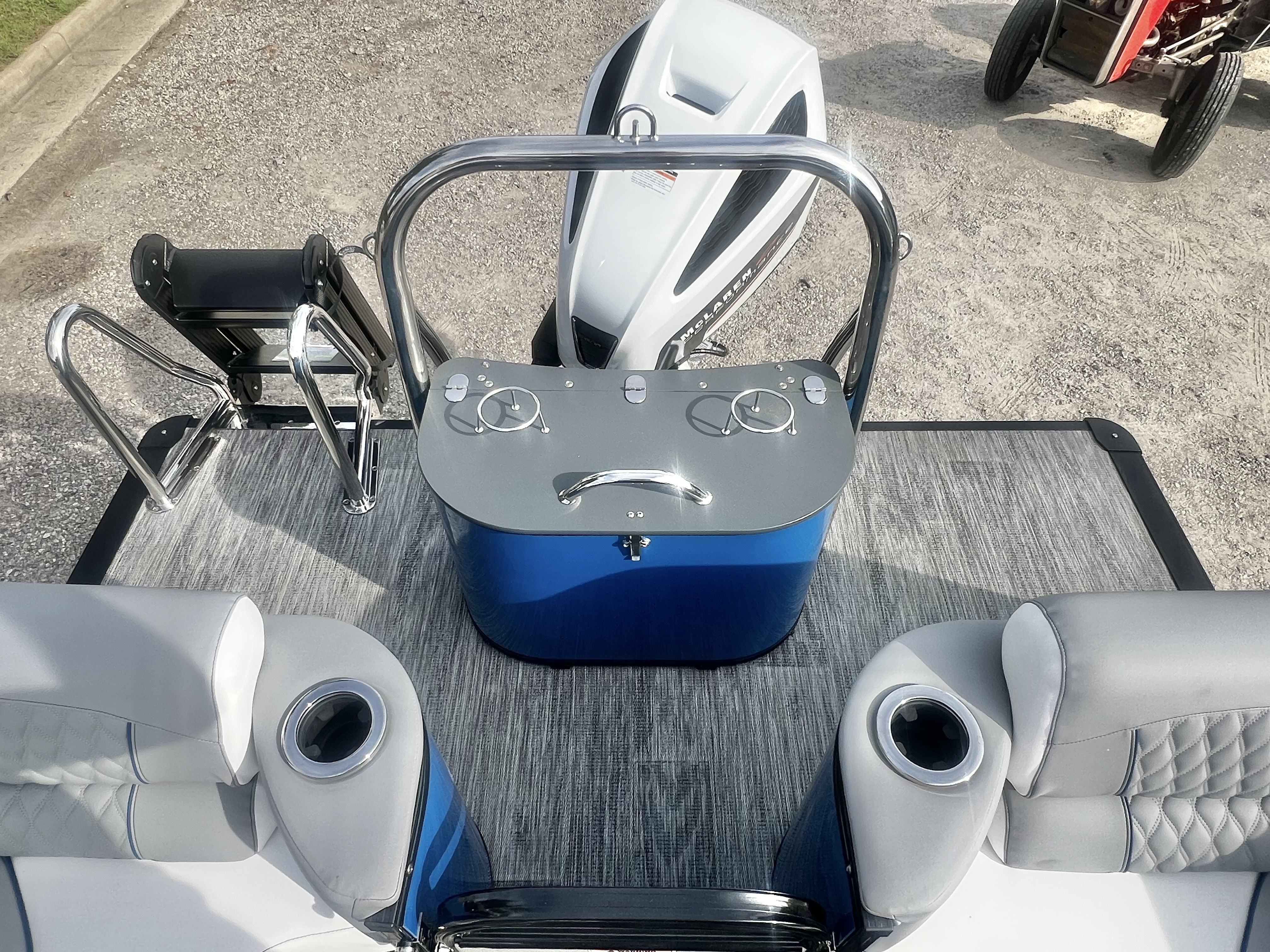 2026 Avalon Catalina 25' Quad Lounge Windshield Triple-Toon - IN STOCK