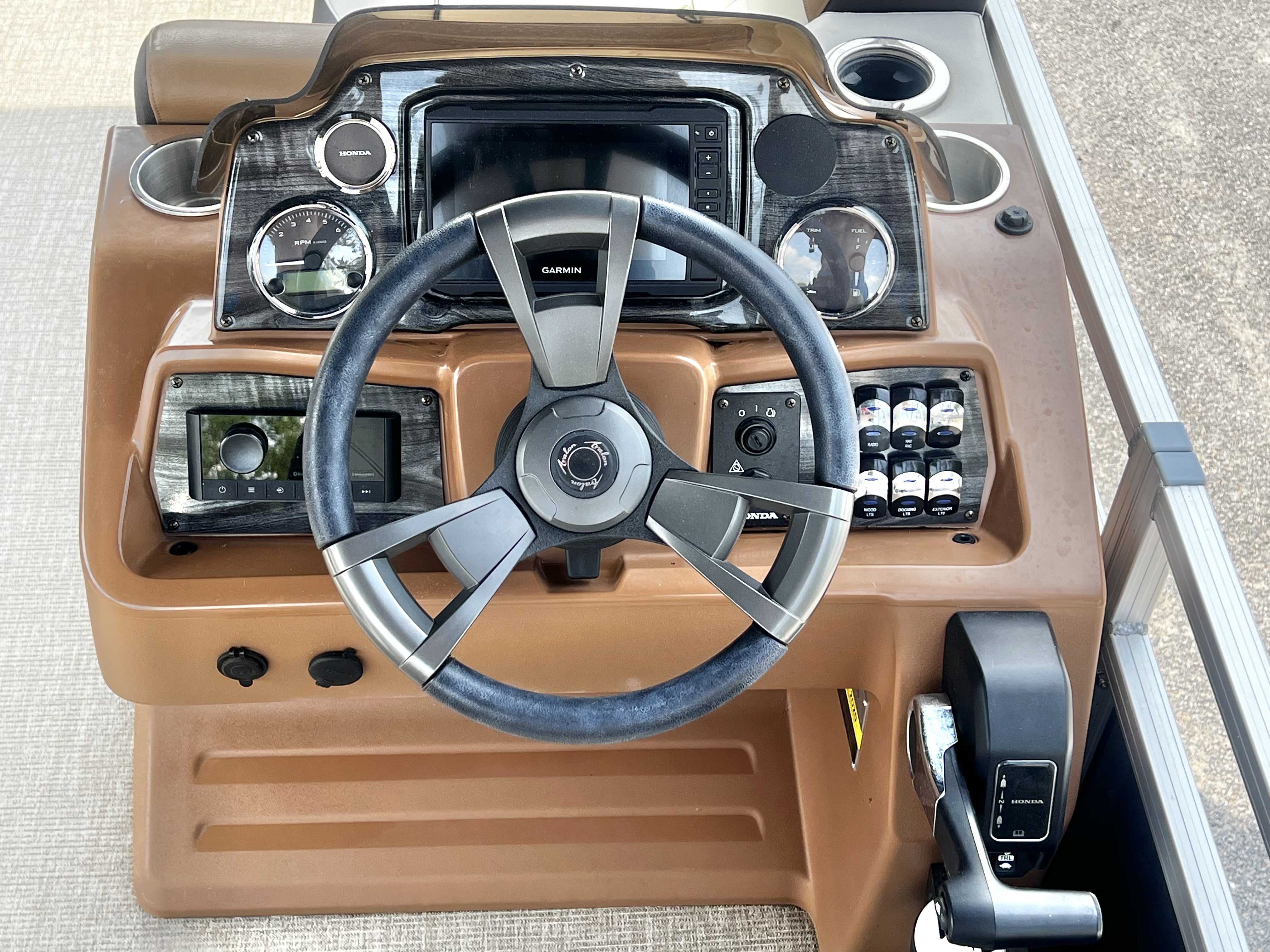 Used 2023 Avalon Venture 85 25' Quad Lounge