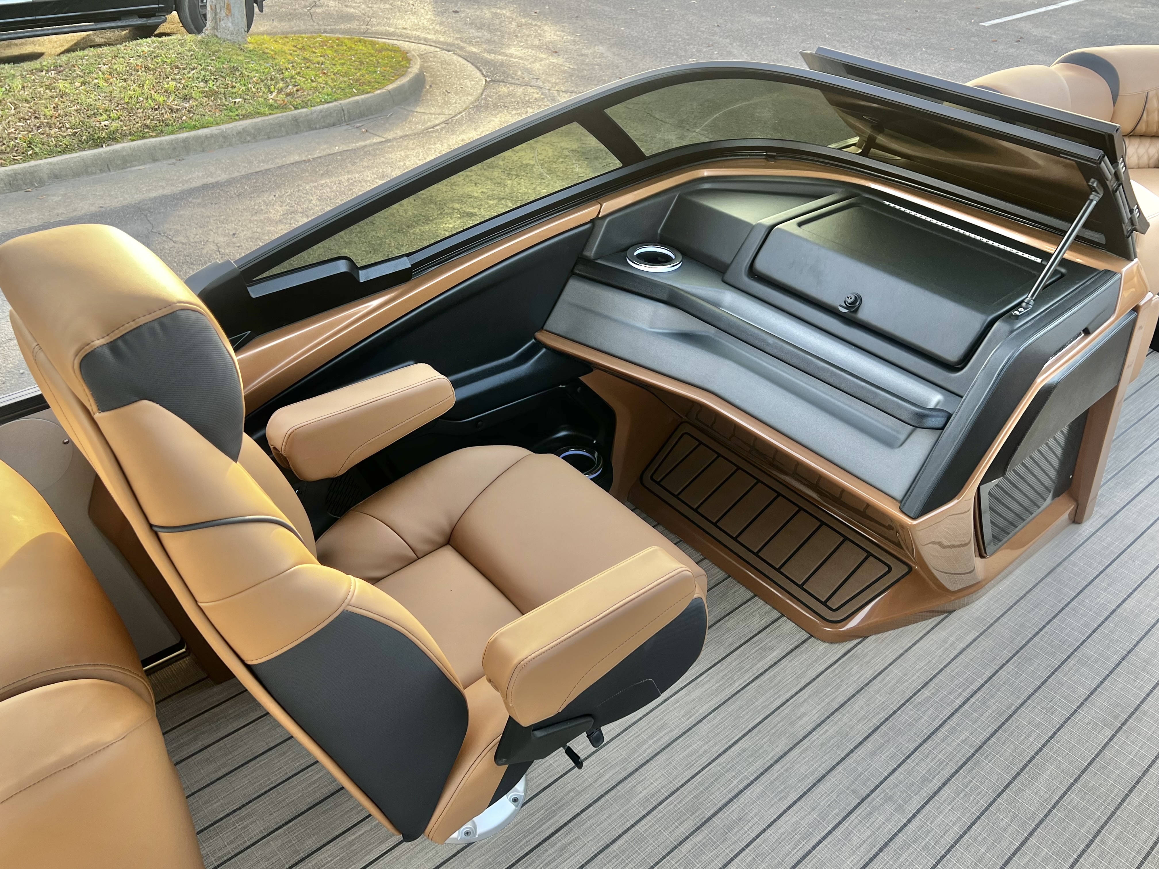 2026 Avalon Catalina 25' Quad Lounge Windshield Triple-Toon - IN STOCK - $123,990