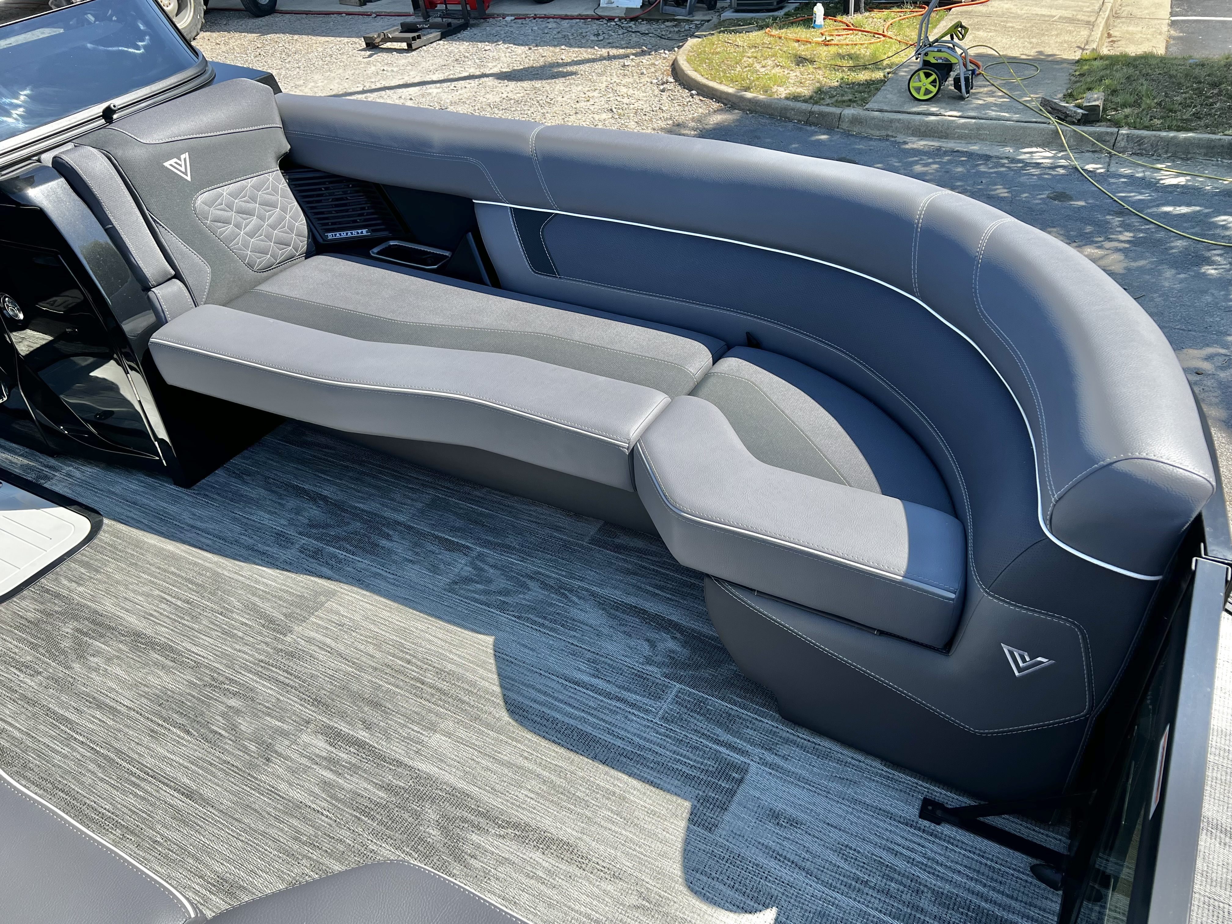 2025 Viaggio Diamante 24' UW A-T (Quad Lounge Windshield) - Triple Toon - IN STOCK - $138,995