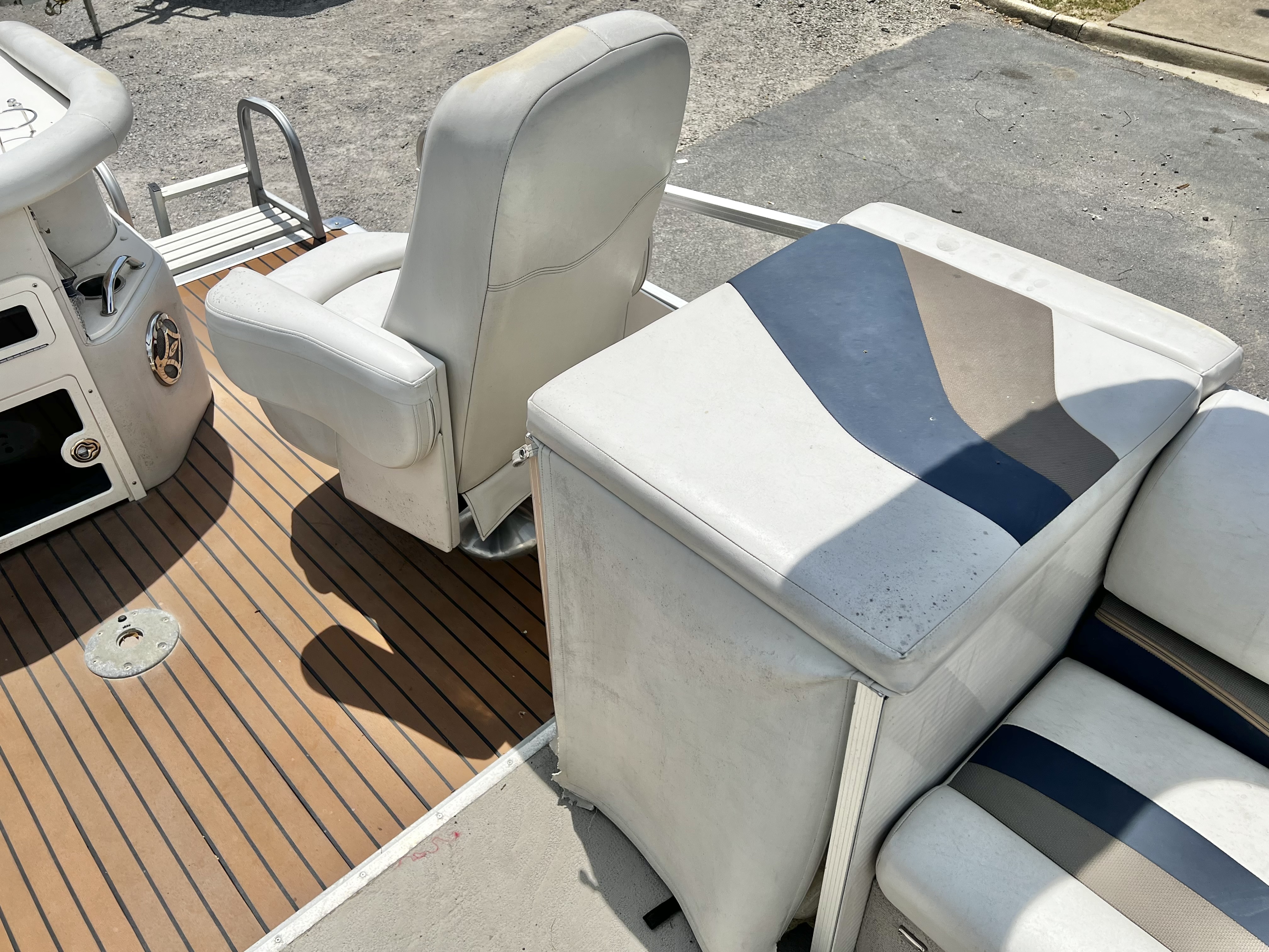 Used 2009 Avalon Paradise 26' Sandbar Triple-Toon - IN STOCK