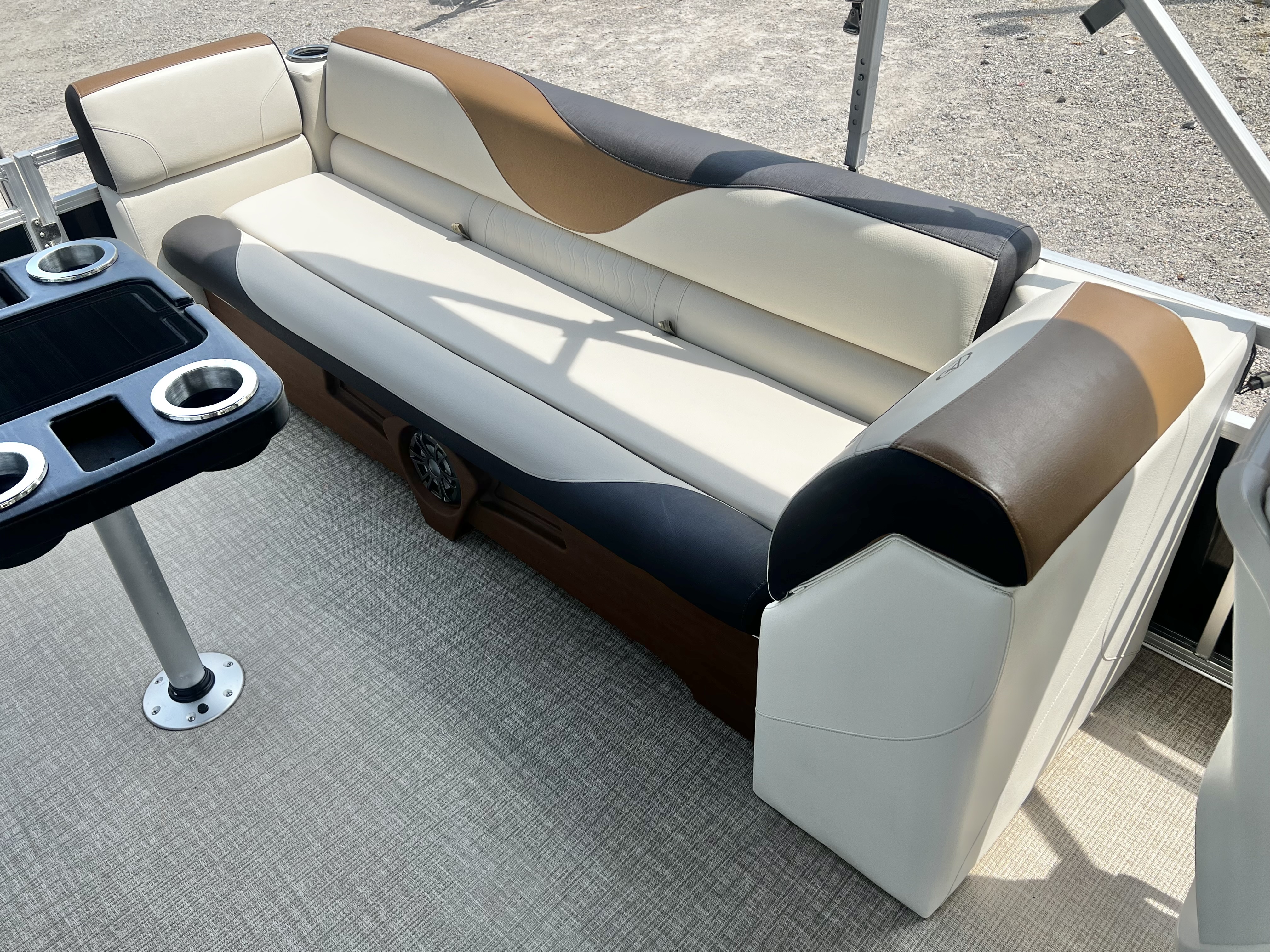 Used 2023 Avalon Venture 85 25' Quad Lounge