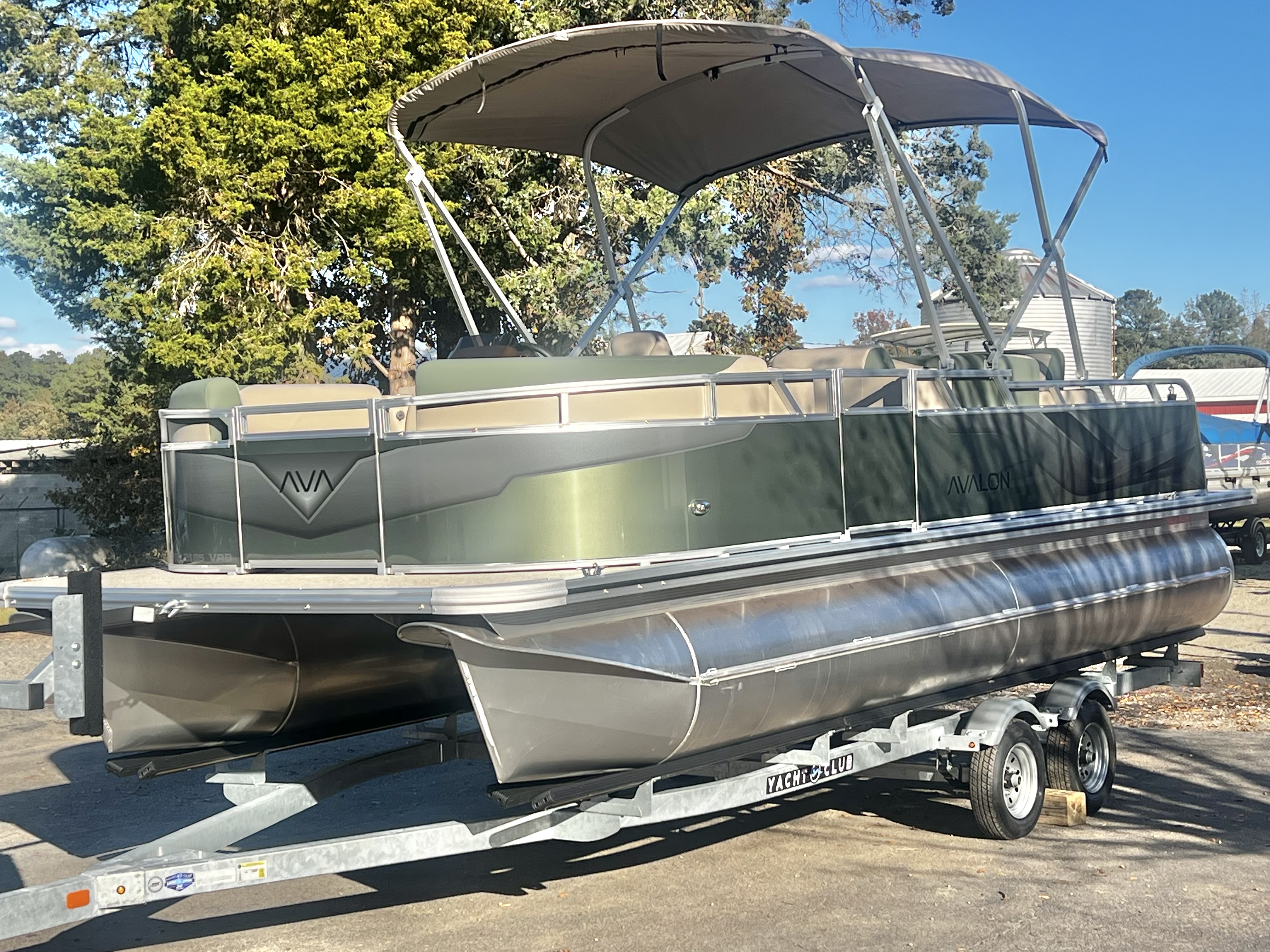 2026 Avalon Venture 85 21' Versatile Rear Bench - IN STOCK