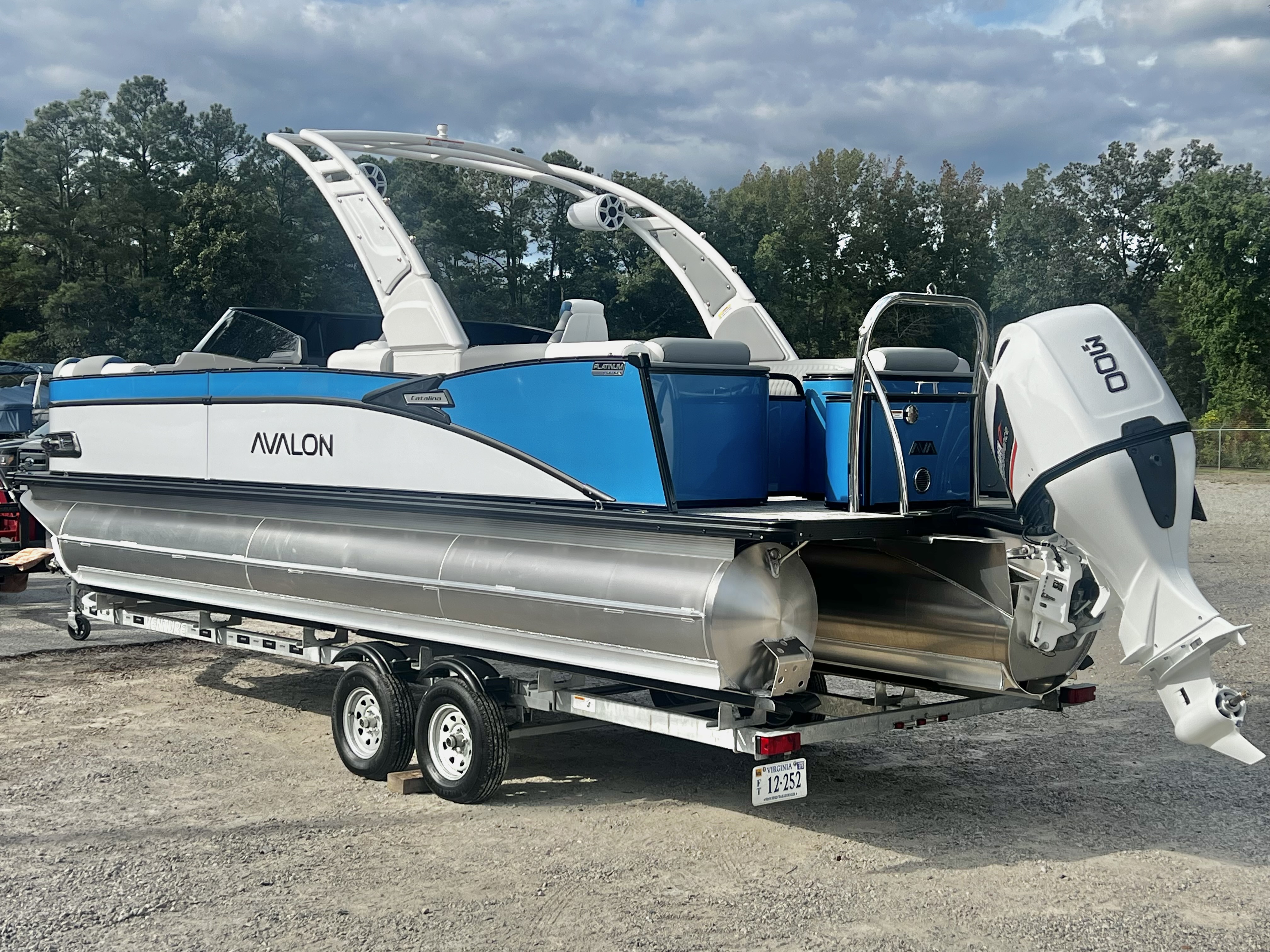 2026 Avalon Catalina 25' Quad Lounge Windshield Triple-Toon - IN STOCK