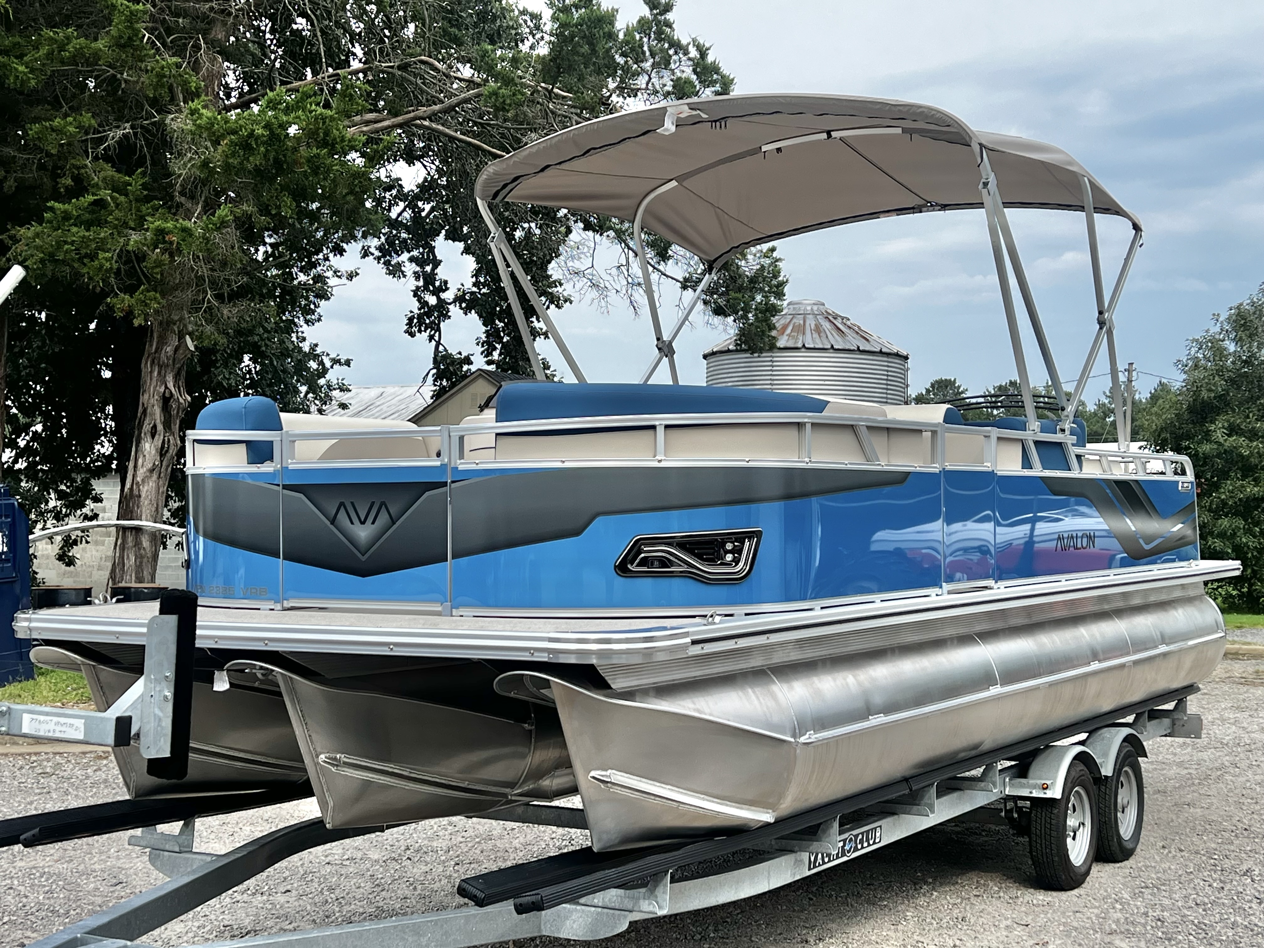 2027 Avalon Venture 85 23' Versatile Rear Bench Triple-Toon