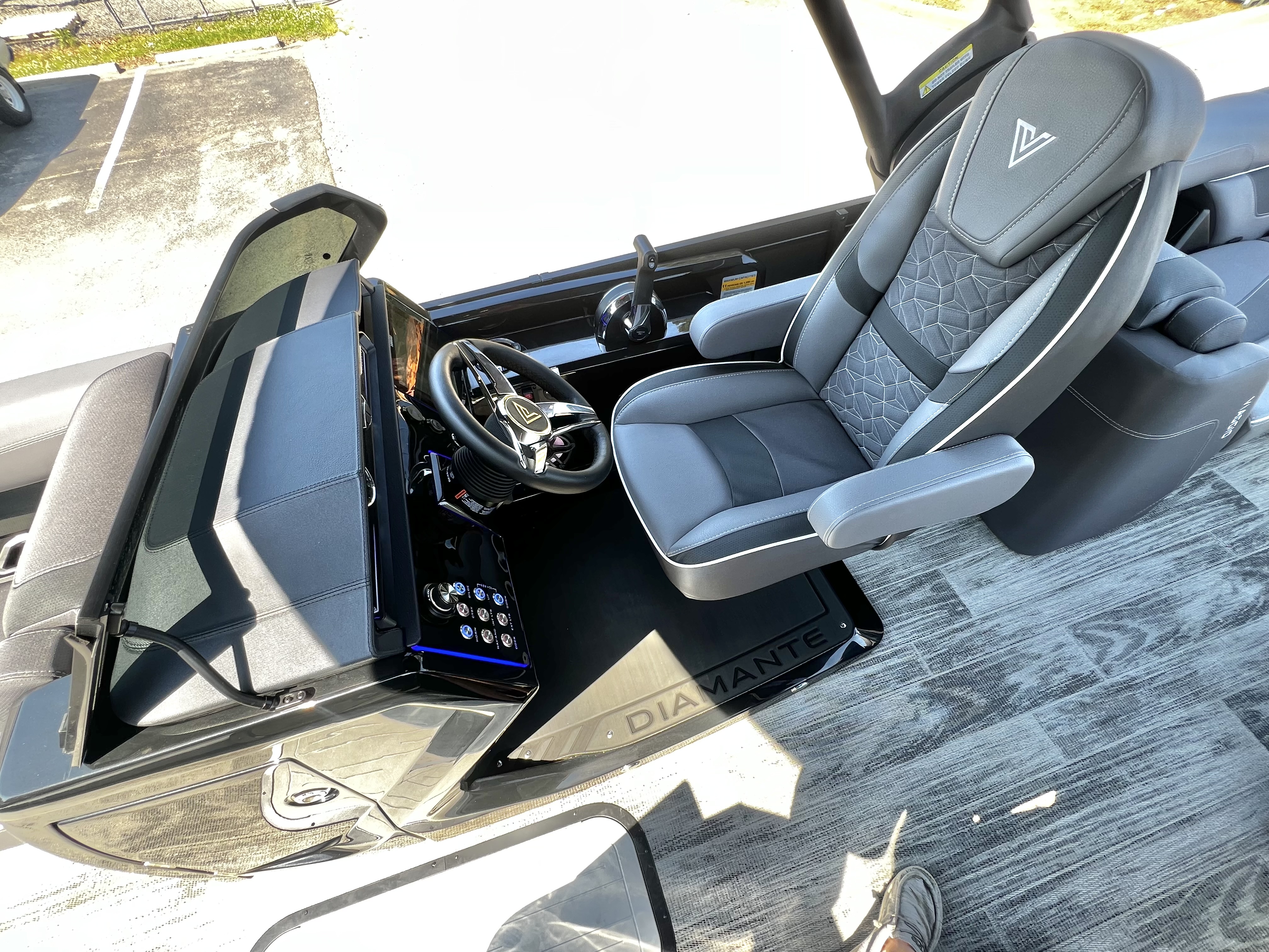 2025 Viaggio Diamante 24' UW A-T (Quad Lounge Windshield) - Triple Toon - IN STOCK - $138,995