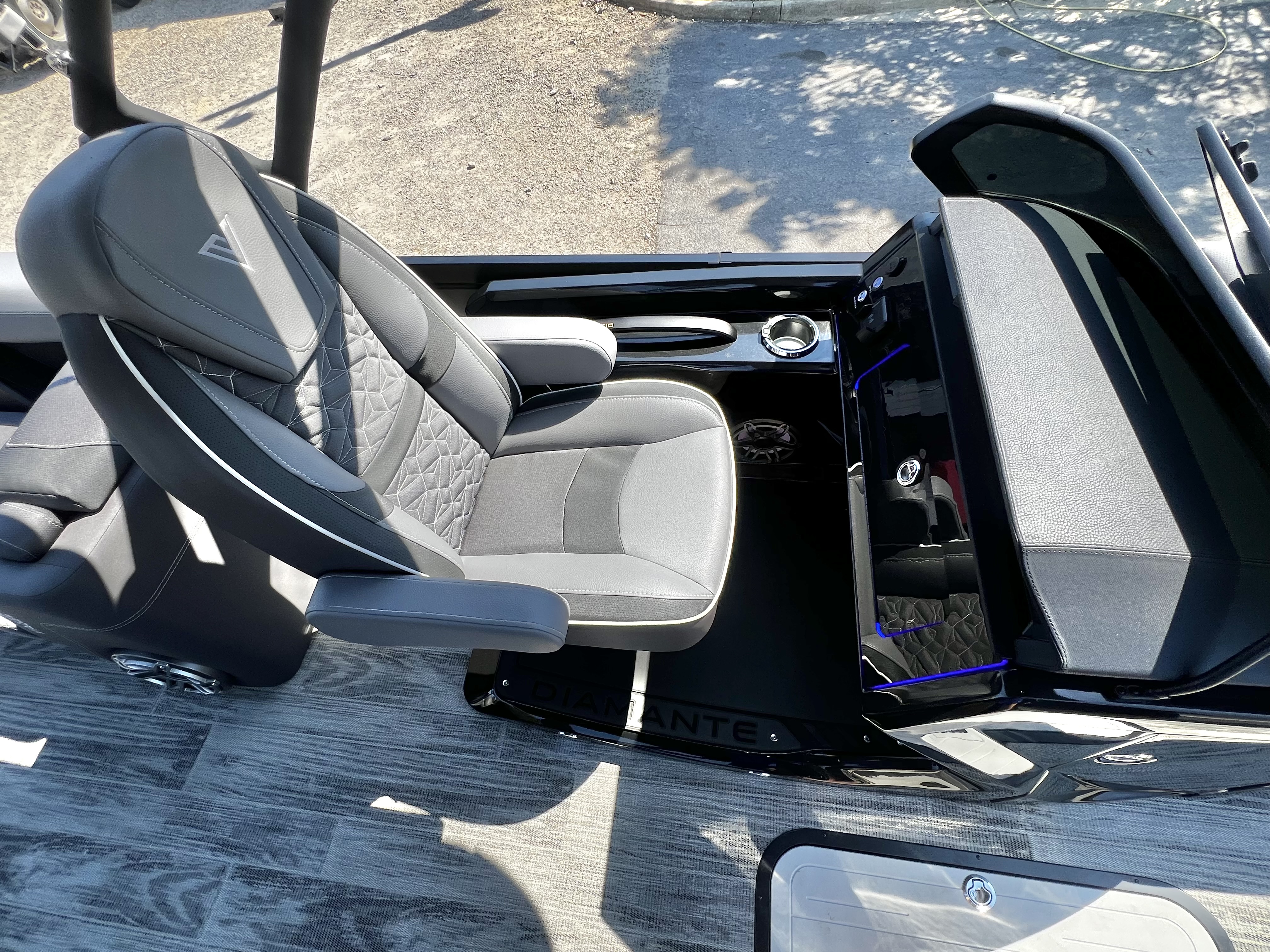 2025 Viaggio Diamante 24' UW A-T (Quad Lounge Windshield) - Triple Toon - IN STOCK - $138,995