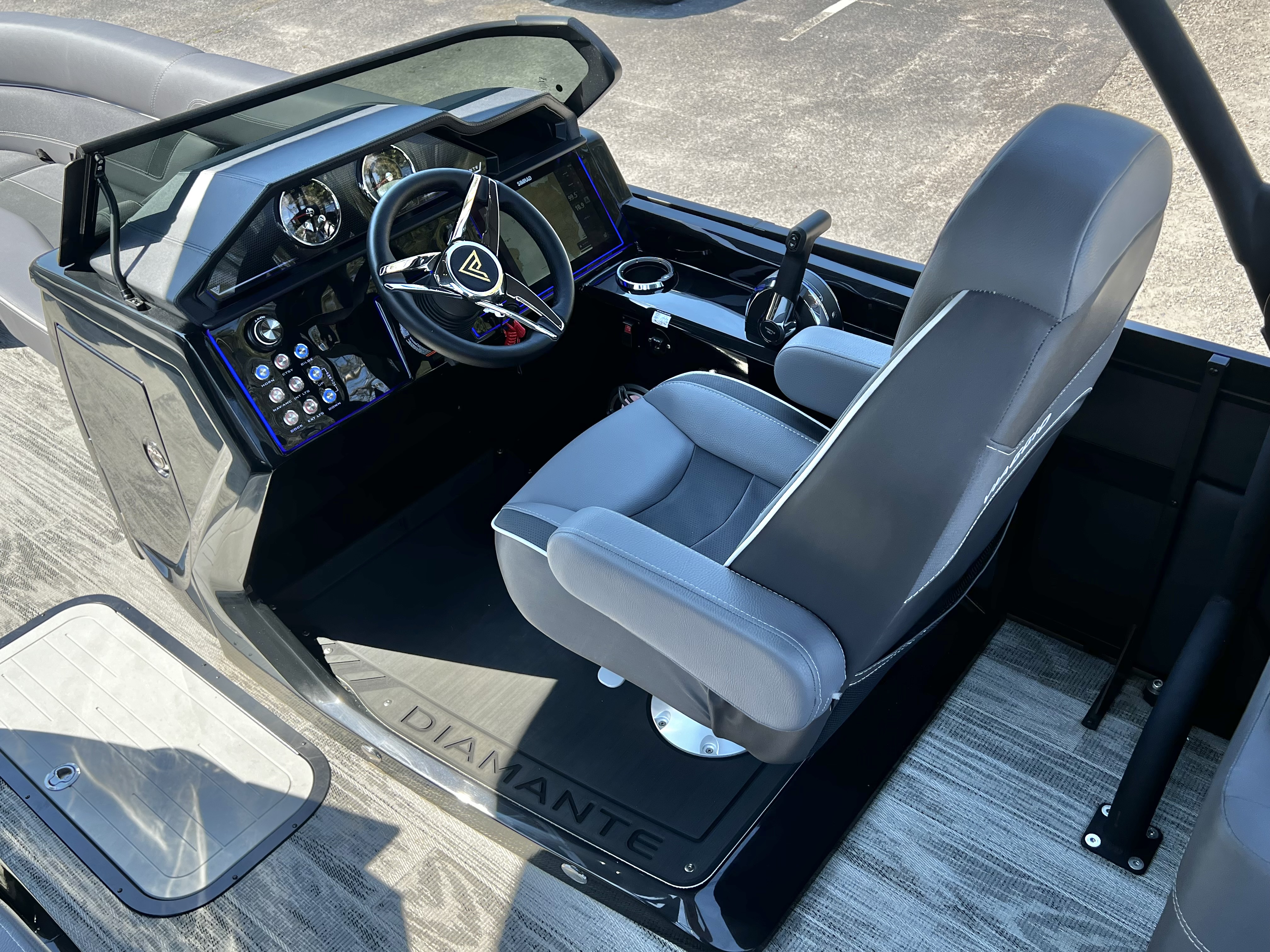2025 Viaggio Diamante 24' UW A-T (Quad Lounge Windshield) - Triple Toon - IN STOCK - $138,995