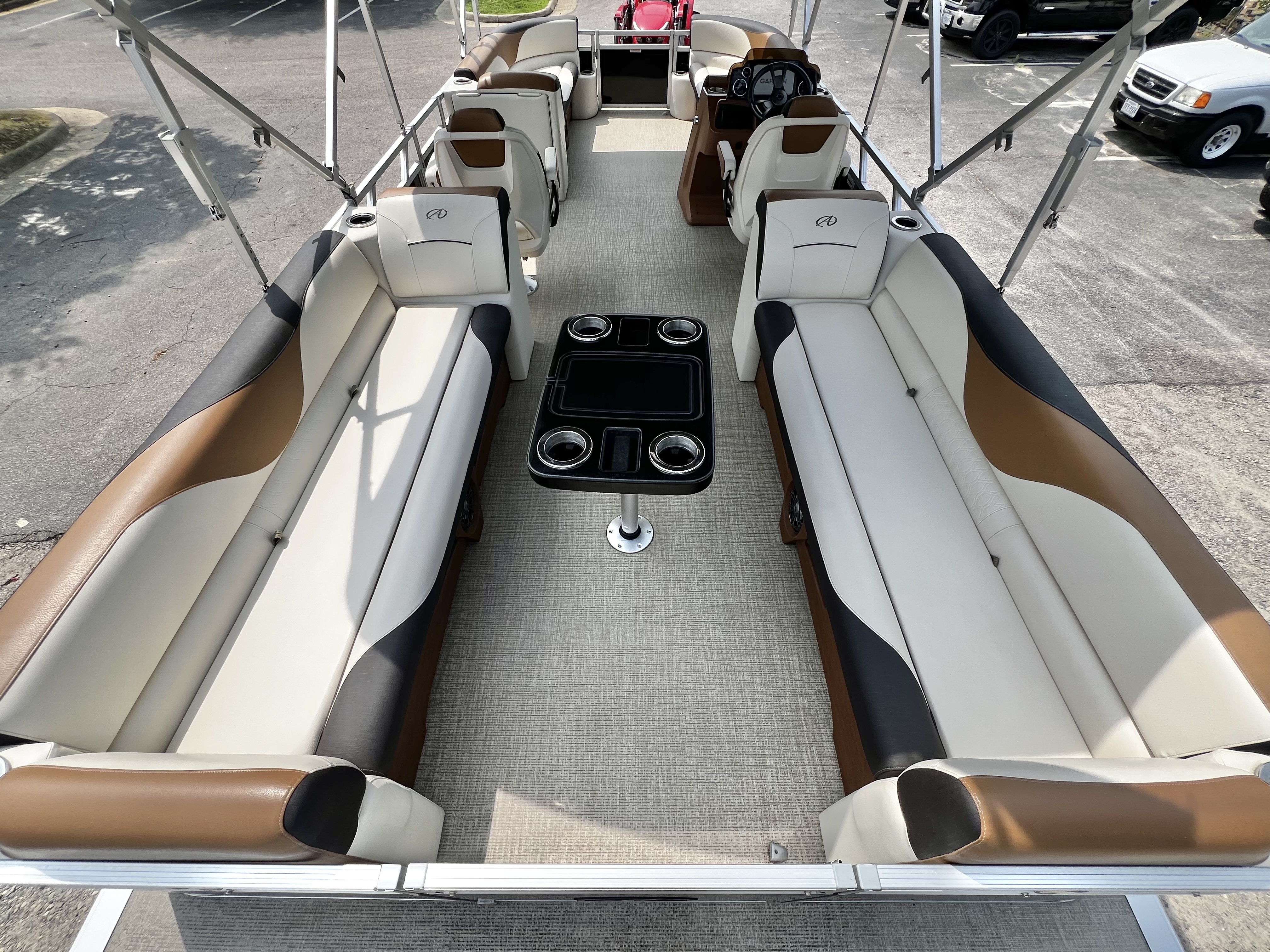 Used 2023 Avalon Venture 85 25' Quad Lounge