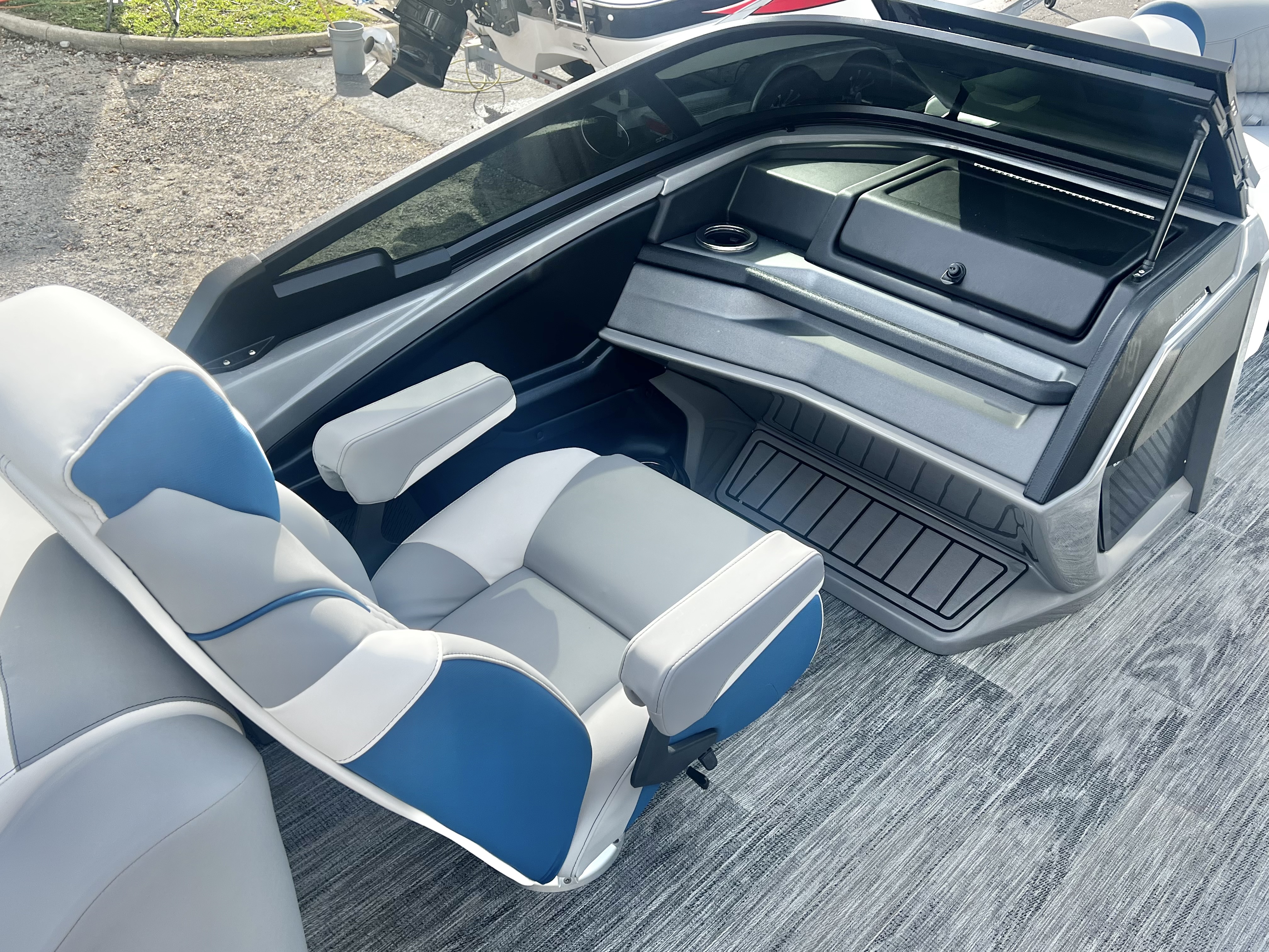 2026 Avalon Catalina 25' Quad Lounge Windshield Triple-Toon - IN STOCK