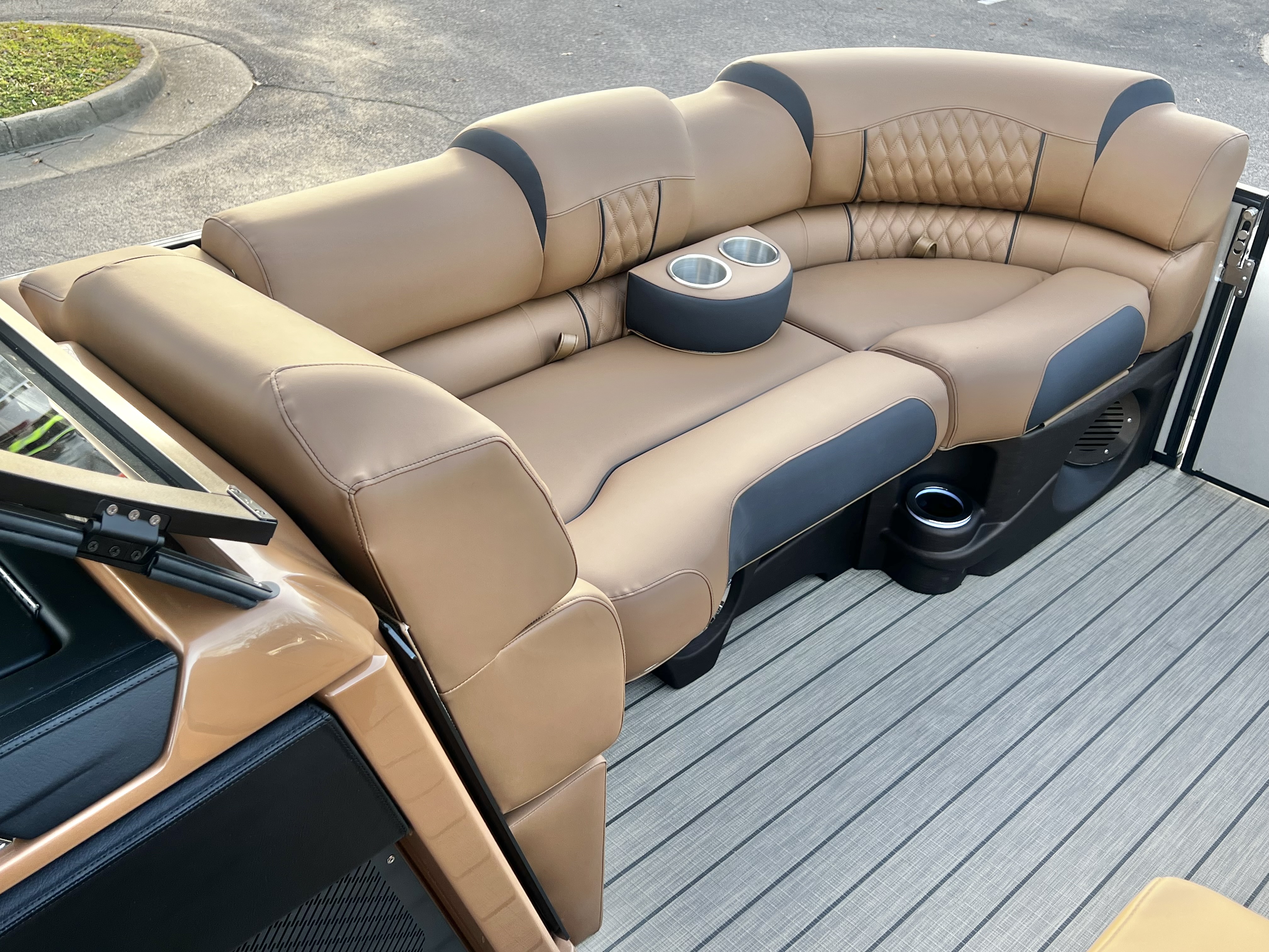 2026 Avalon Catalina 25' Quad Lounge Windshield Triple-Toon - IN STOCK - $123,990
