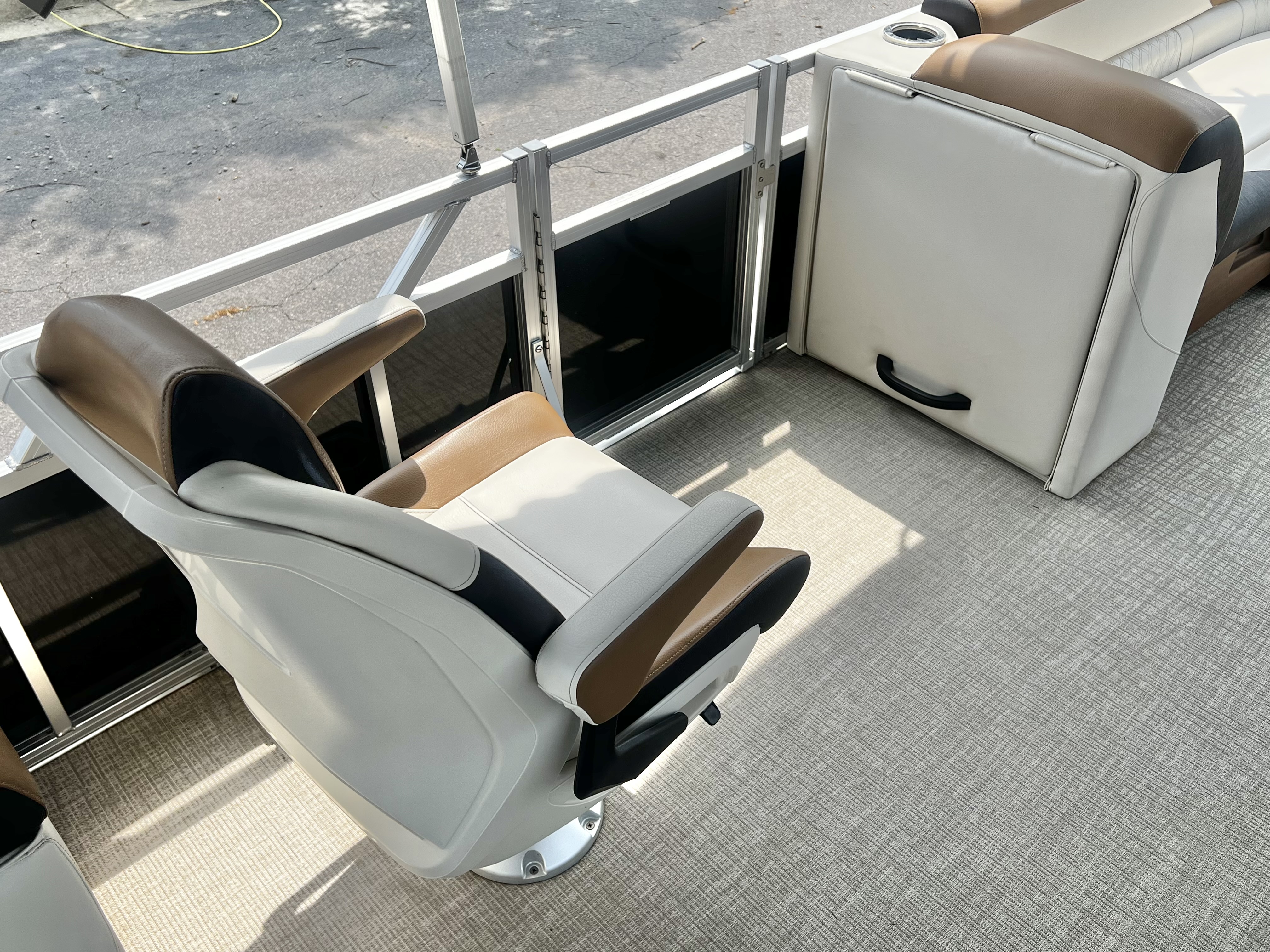 Used 2023 Avalon Venture 85 25' Quad Lounge