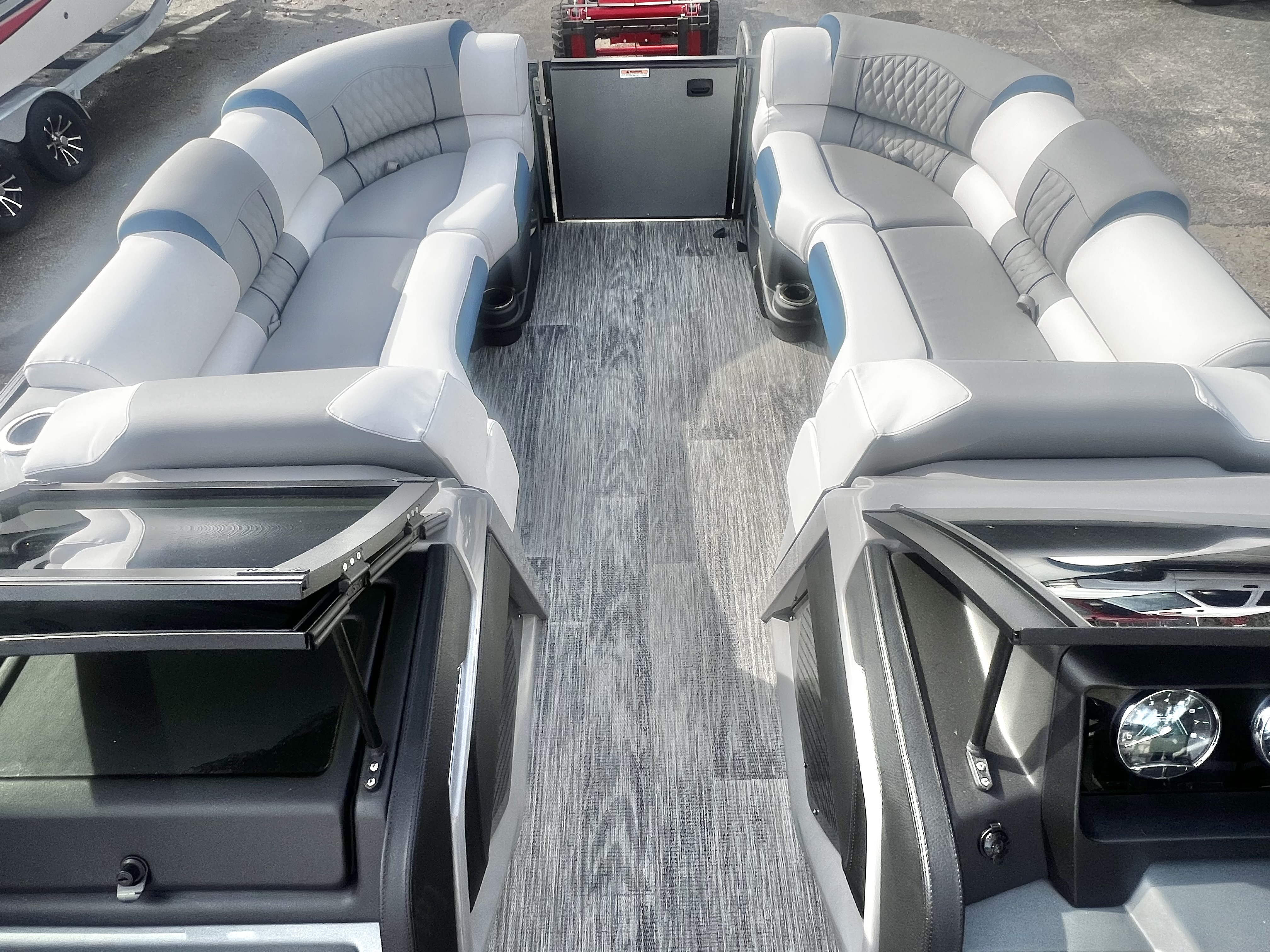 2026 Avalon Catalina 25' Quad Lounge Windshield Triple-Toon - IN STOCK