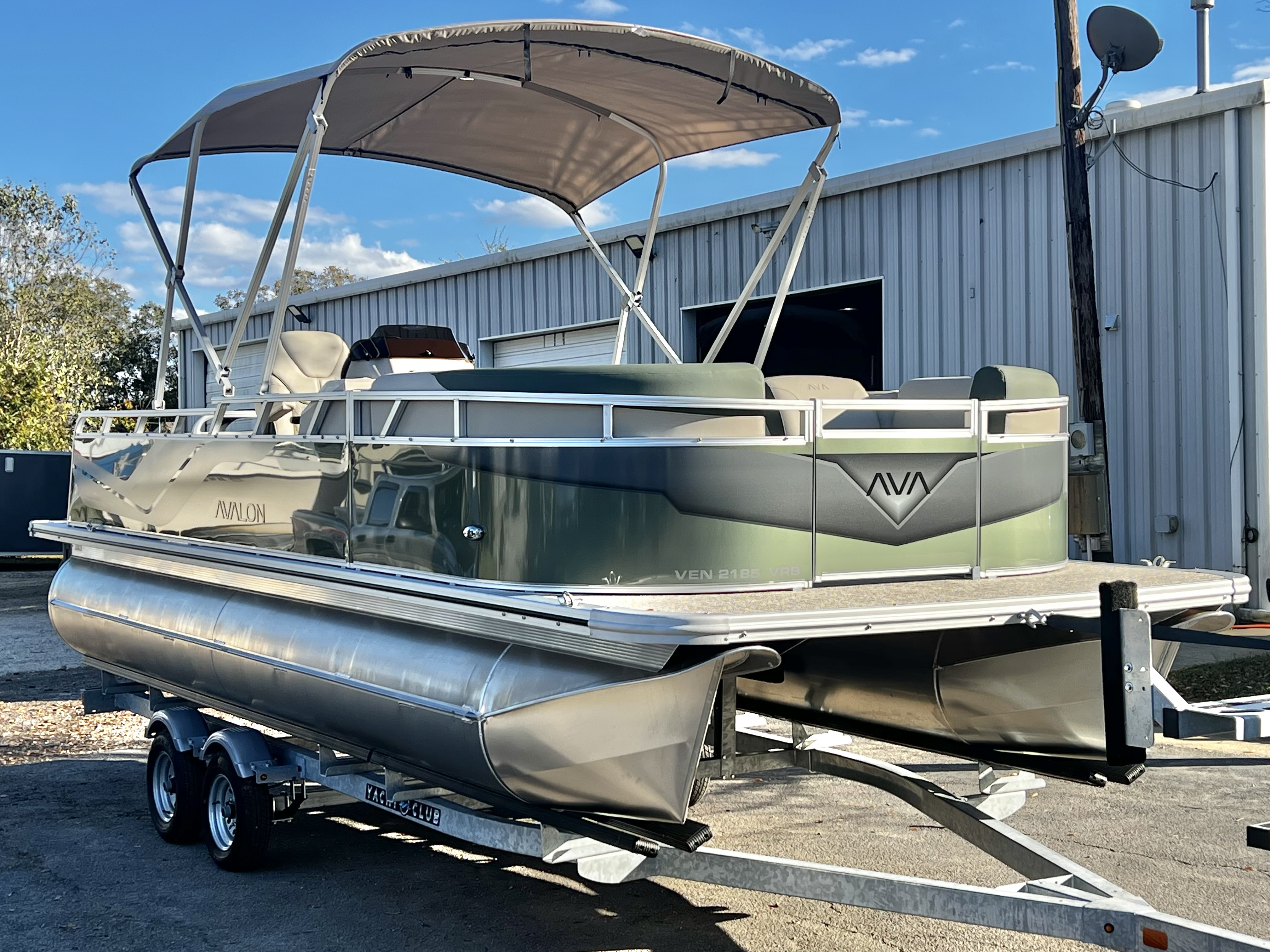 2026 Avalon Venture 85 21' Versatile Rear Bench - IN STOCK