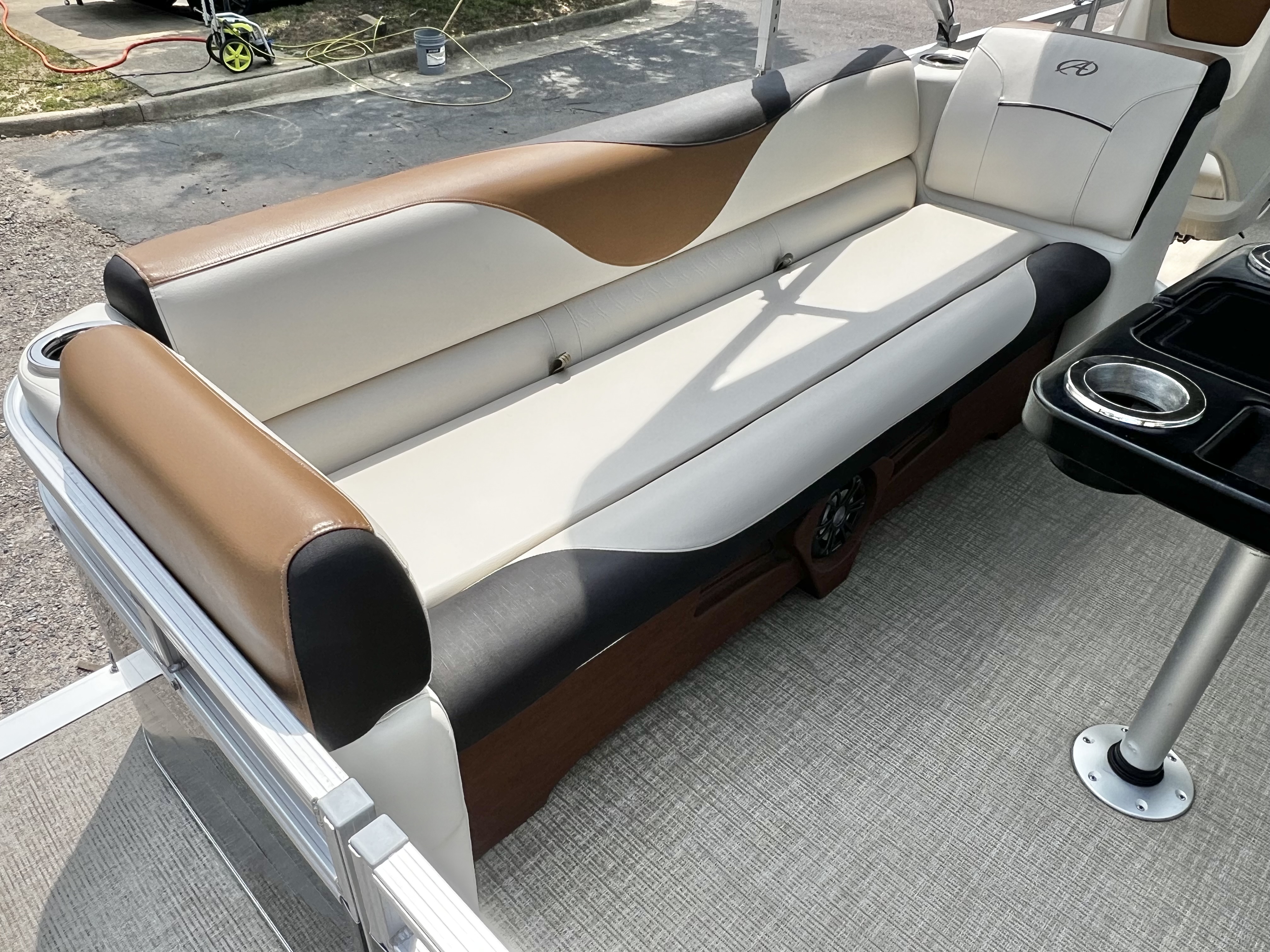 Used 2023 Avalon Venture 85 25' Quad Lounge