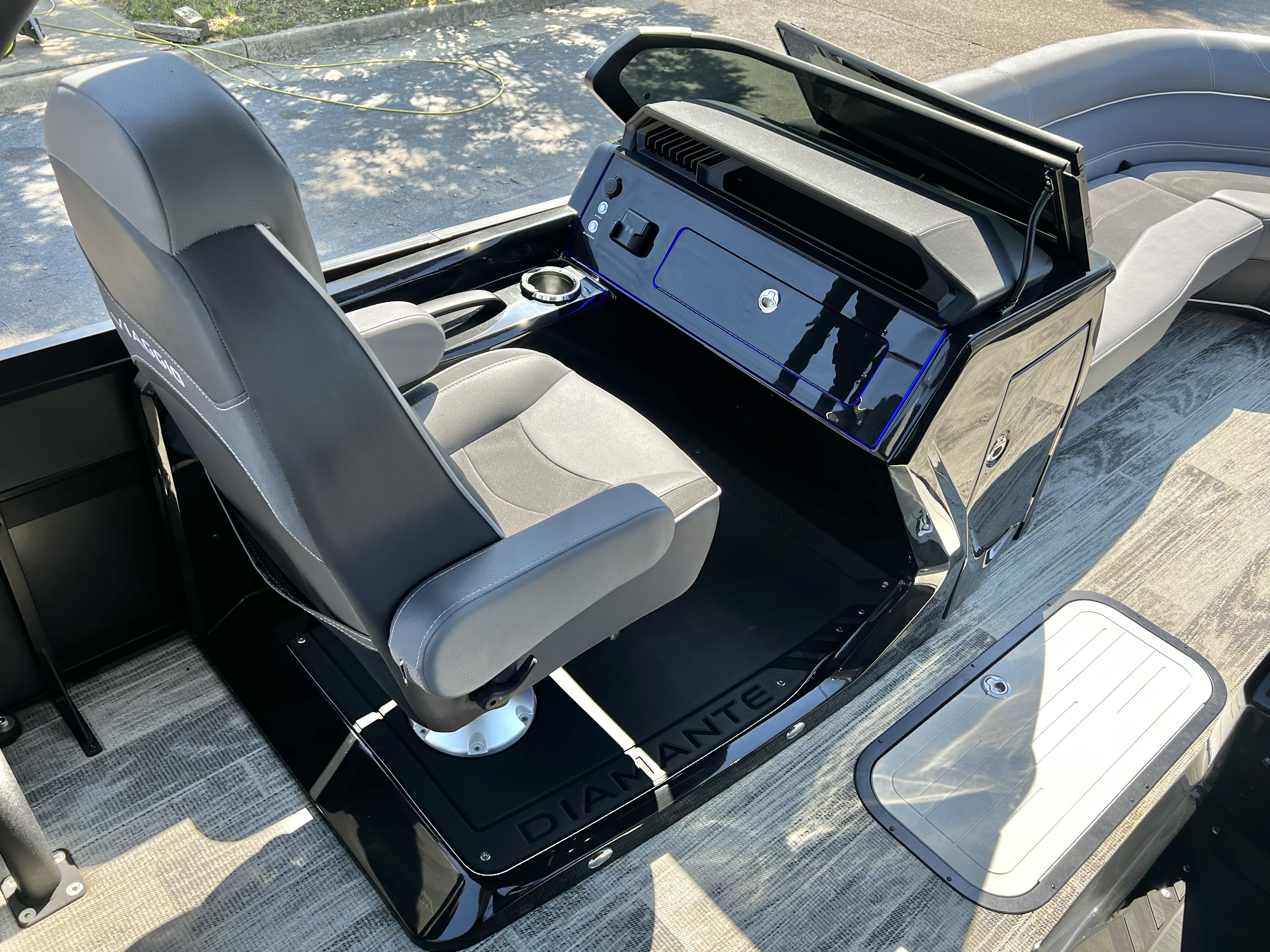 2025 Viaggio Diamante 24' UW A-T (Quad Lounge Windshield) - Triple Toon - IN STOCK - $138,995