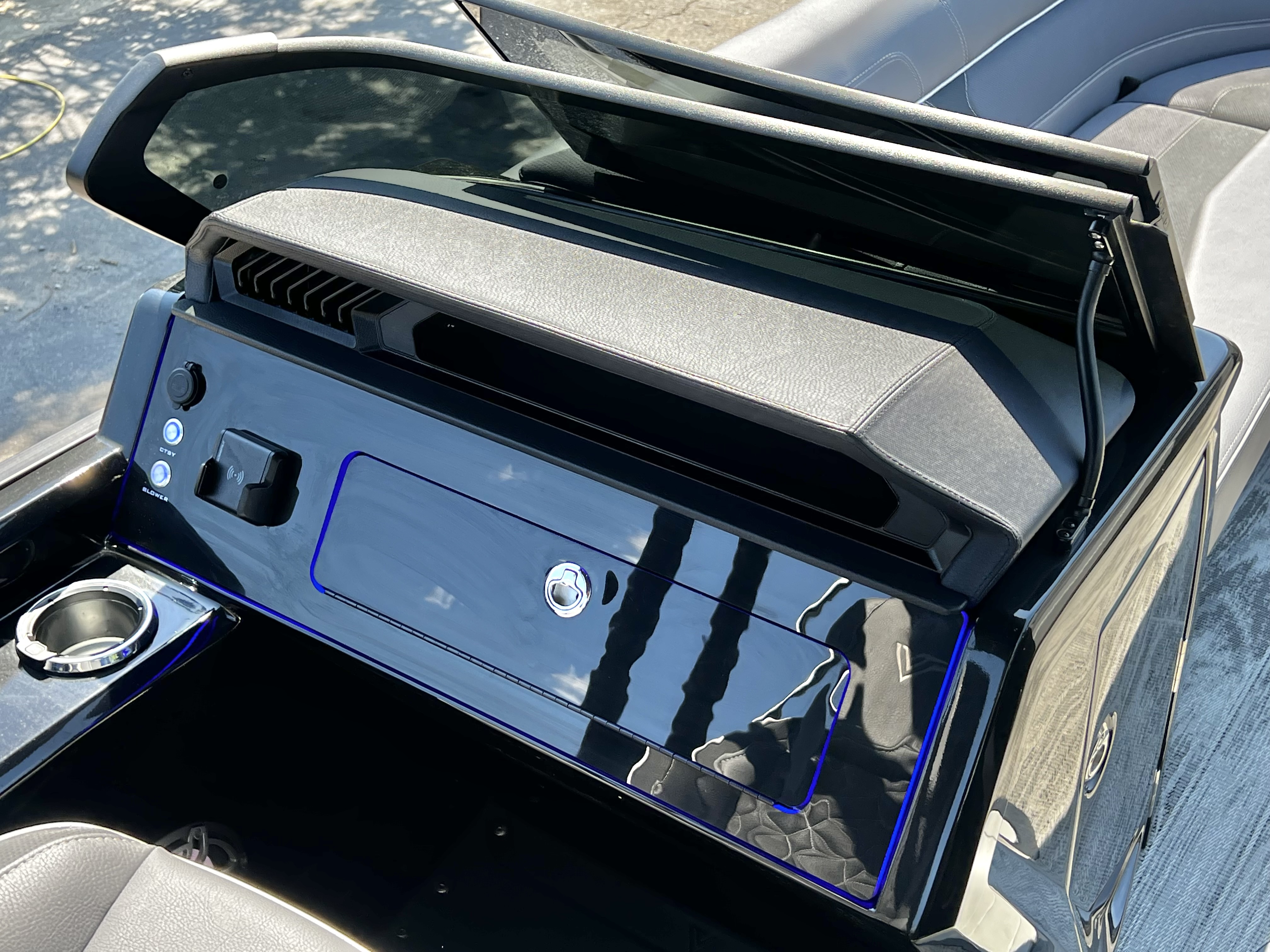 2025 Viaggio Diamante 24' UW A-T (Quad Lounge Windshield) - Triple Toon - IN STOCK - $138,995